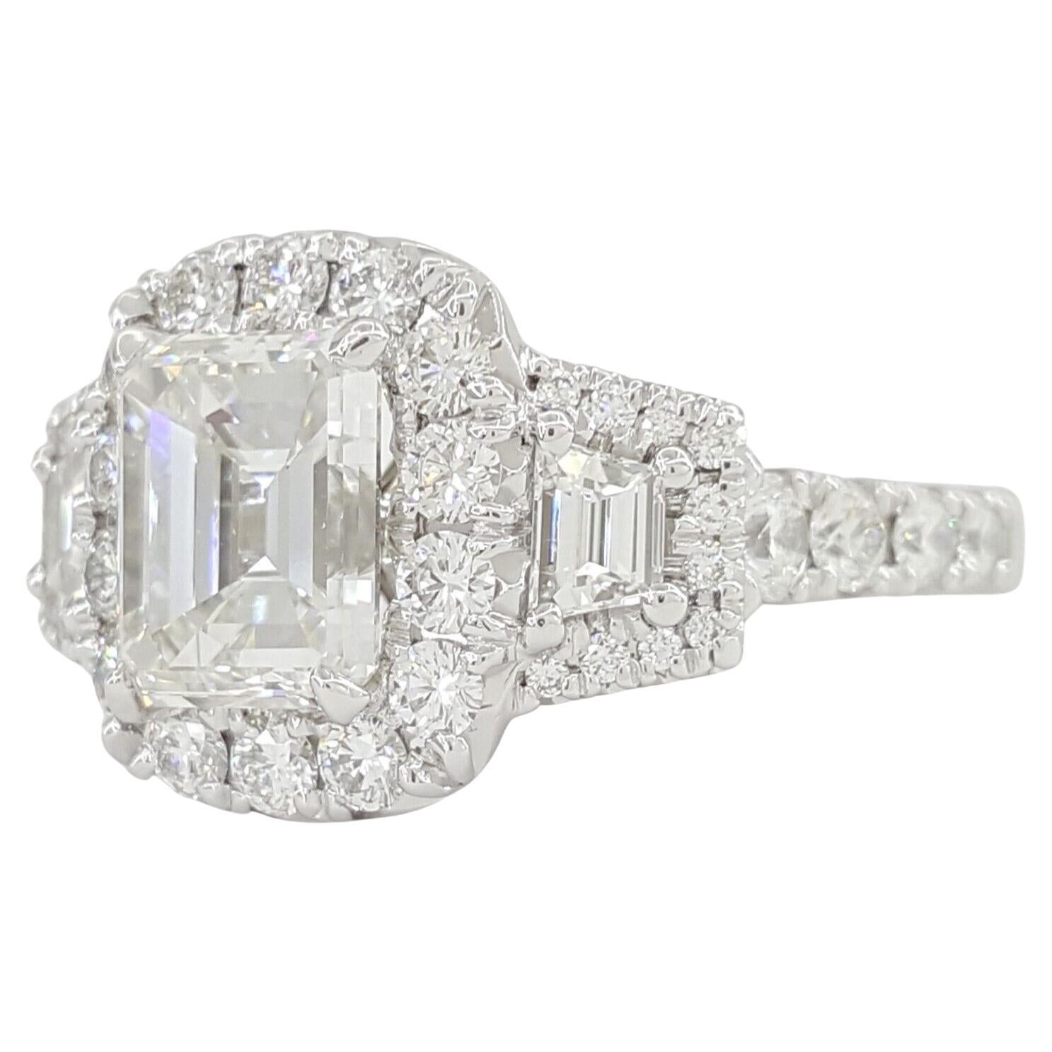 Moderne Henri Daussi, bague de fiançailles à trois pierres avec halo de diamants taille émeraude en vente