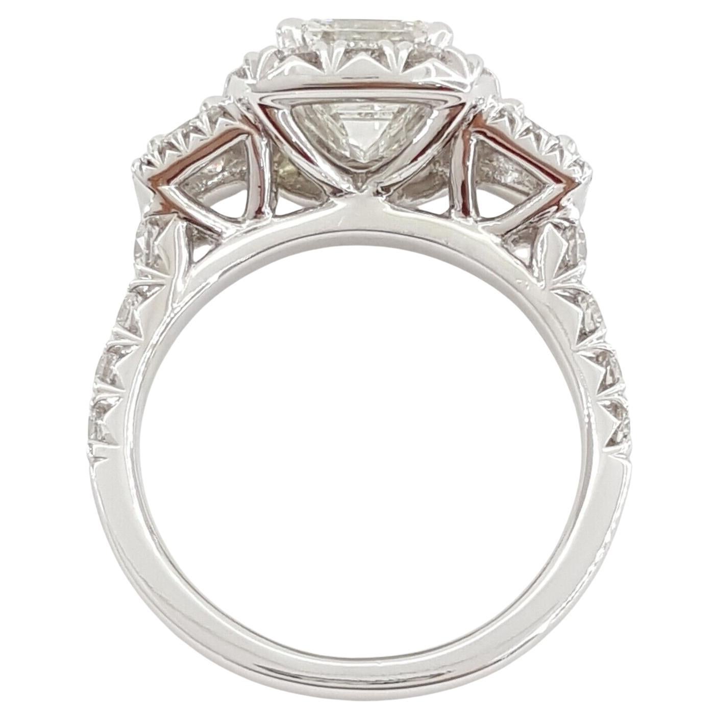Taille émeraude Henri Daussi, bague de fiançailles à trois pierres avec halo de diamants taille émeraude en vente