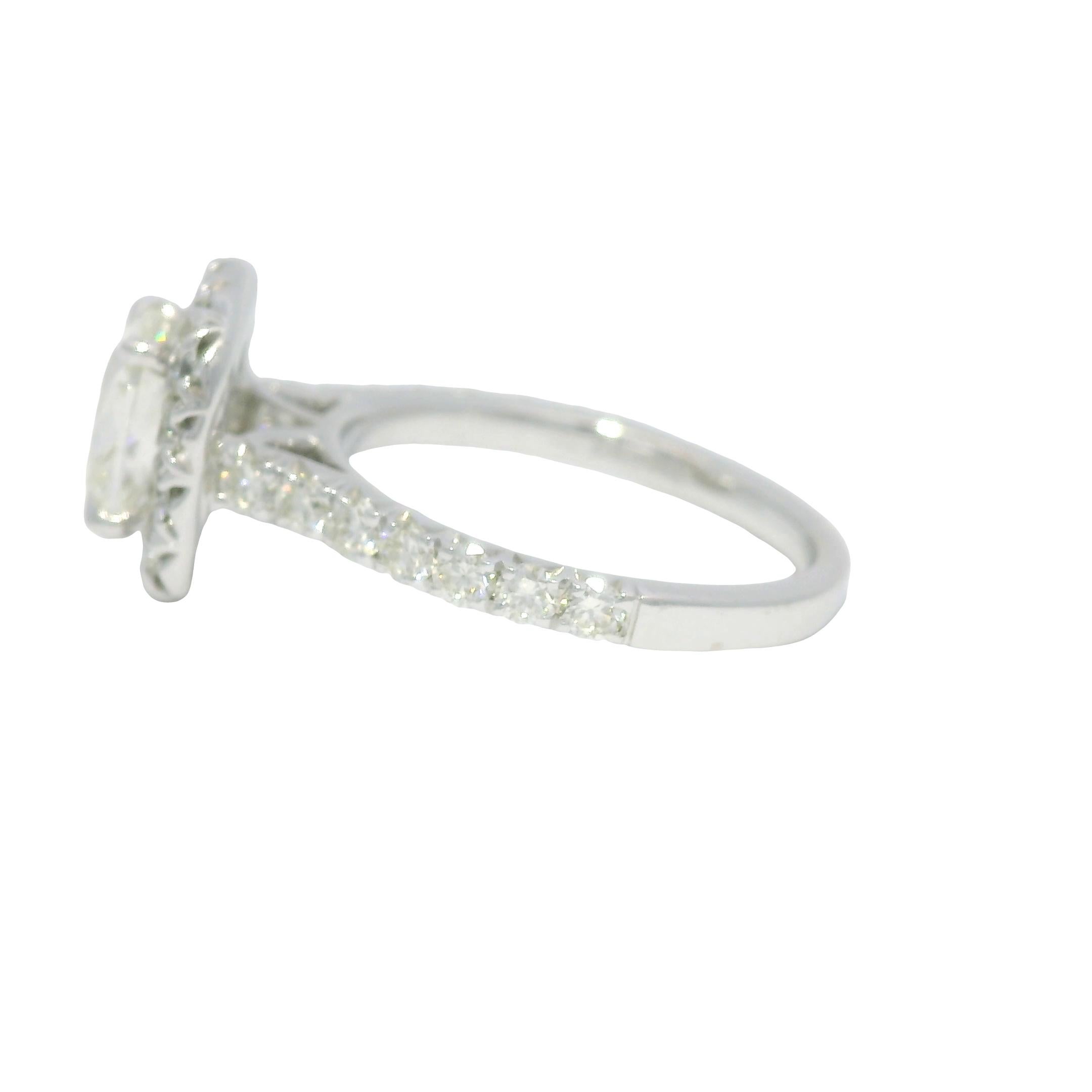 Henri Daussi Natural Cushion Cut Diamond Halo 18-Karat Engagement Ring In Stock (Moderne) im Angebot