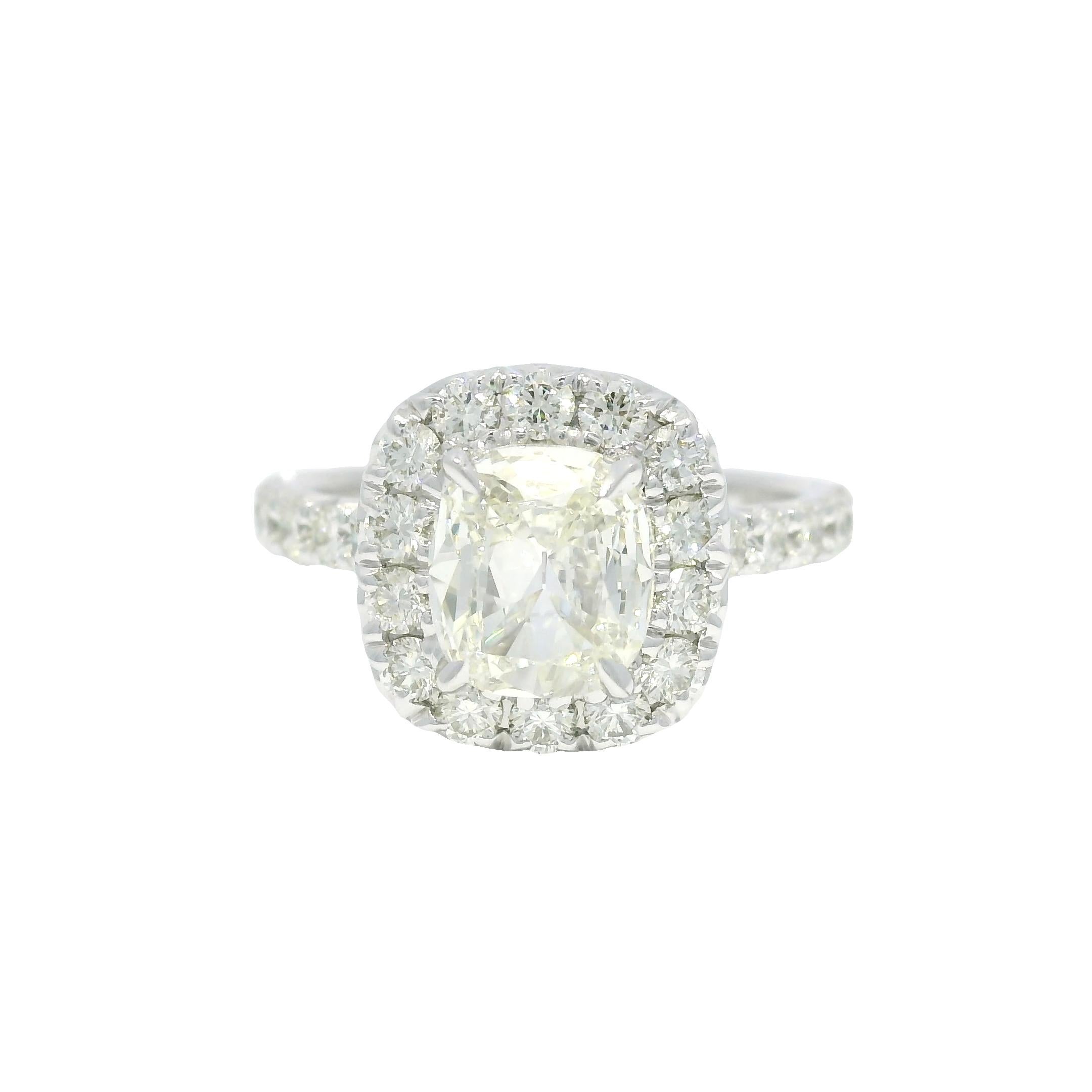 Henri Daussi Natural Cushion Cut Diamond Halo 18-Karat Engagement Ring In Stock (Kissenschliff) im Angebot