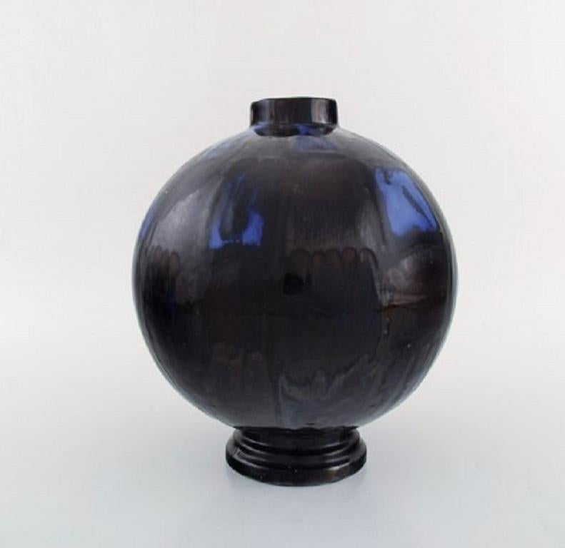 Henri Delcourt (1872-1963) for Boulogne sur Mer. Round Art Deco vase in glazed ceramics. Beautiful glaze in deep blue shades, 1920s-1930s.
Measures: 25 x 22 cm.
In very good condition.
Stamped.