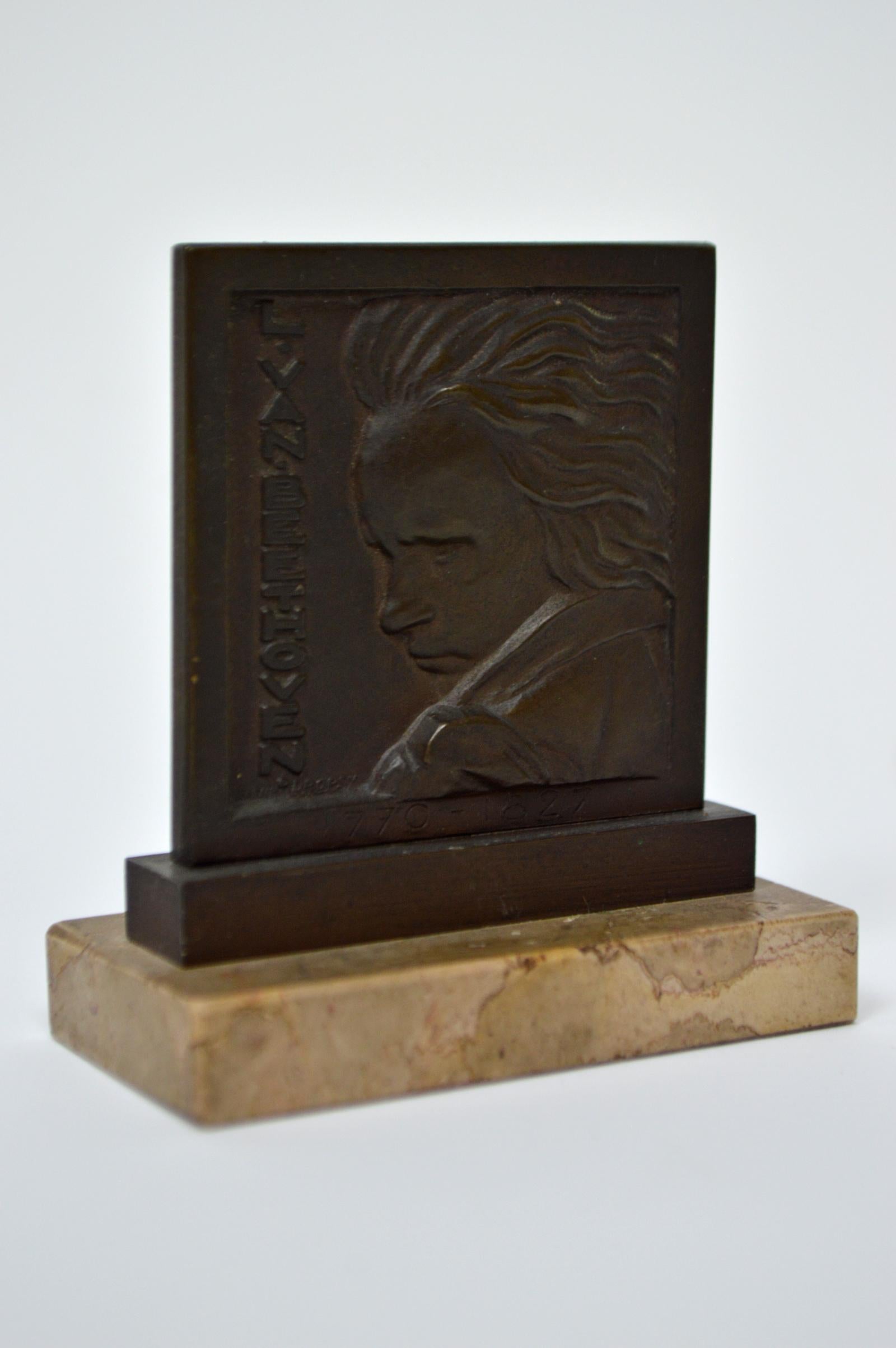 Bronze medal mounted on marble by Henri Dropsy (1885-1969).
Bust of the musician Ludwig van Beethoven.
Presumably made on the occasion of the centenary of the death of Beethoven.
France, 1920s
Inscriptions: 
