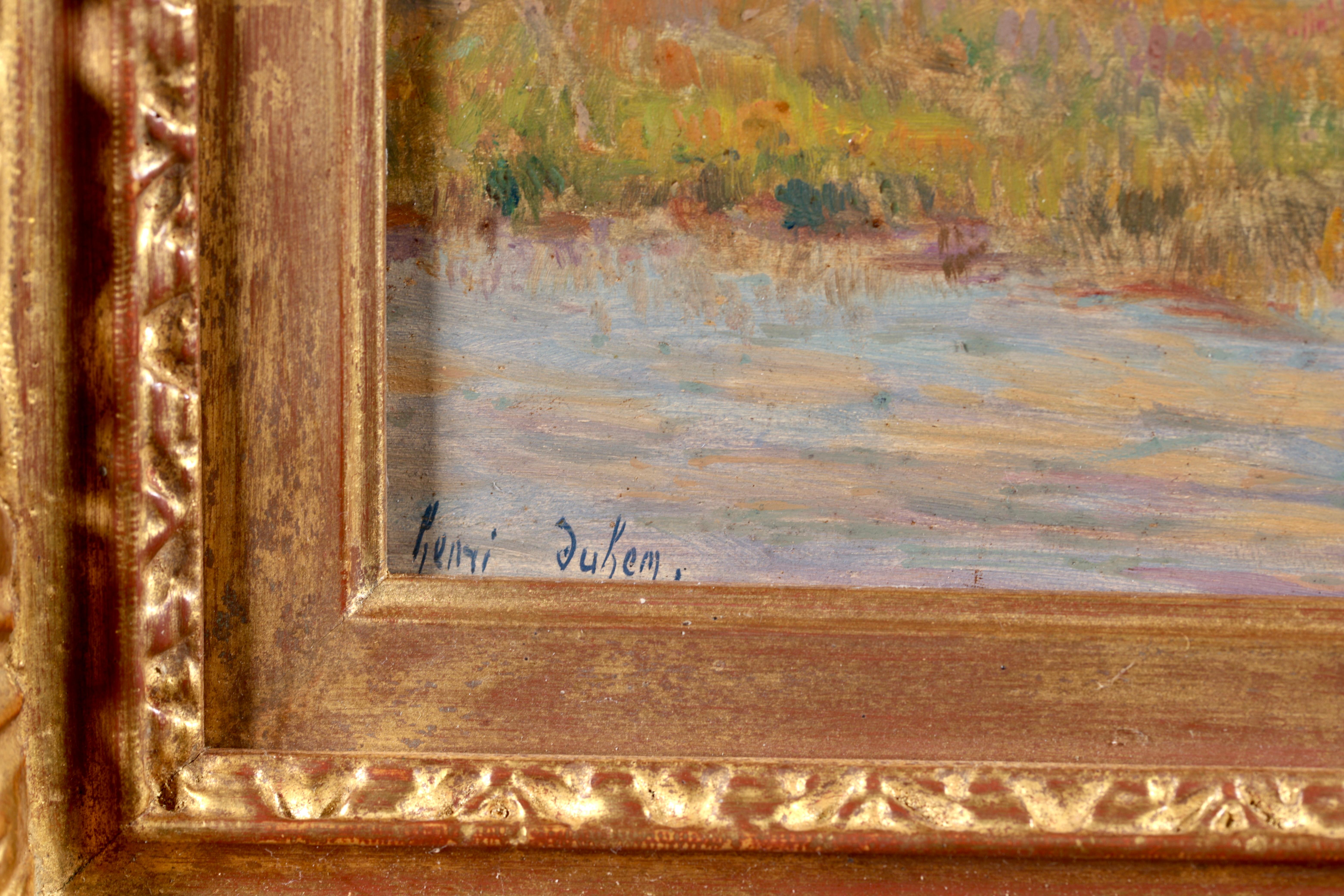 Huile sur panneau impressionniste signée et datée, personnages dans un paysage du peintre français Henri Duhem. L'œuvre représente un homme pêchant dans une rivière alors que la lune se lève sur un chalet en arrière-plan. 

Signature :
Signé en bas