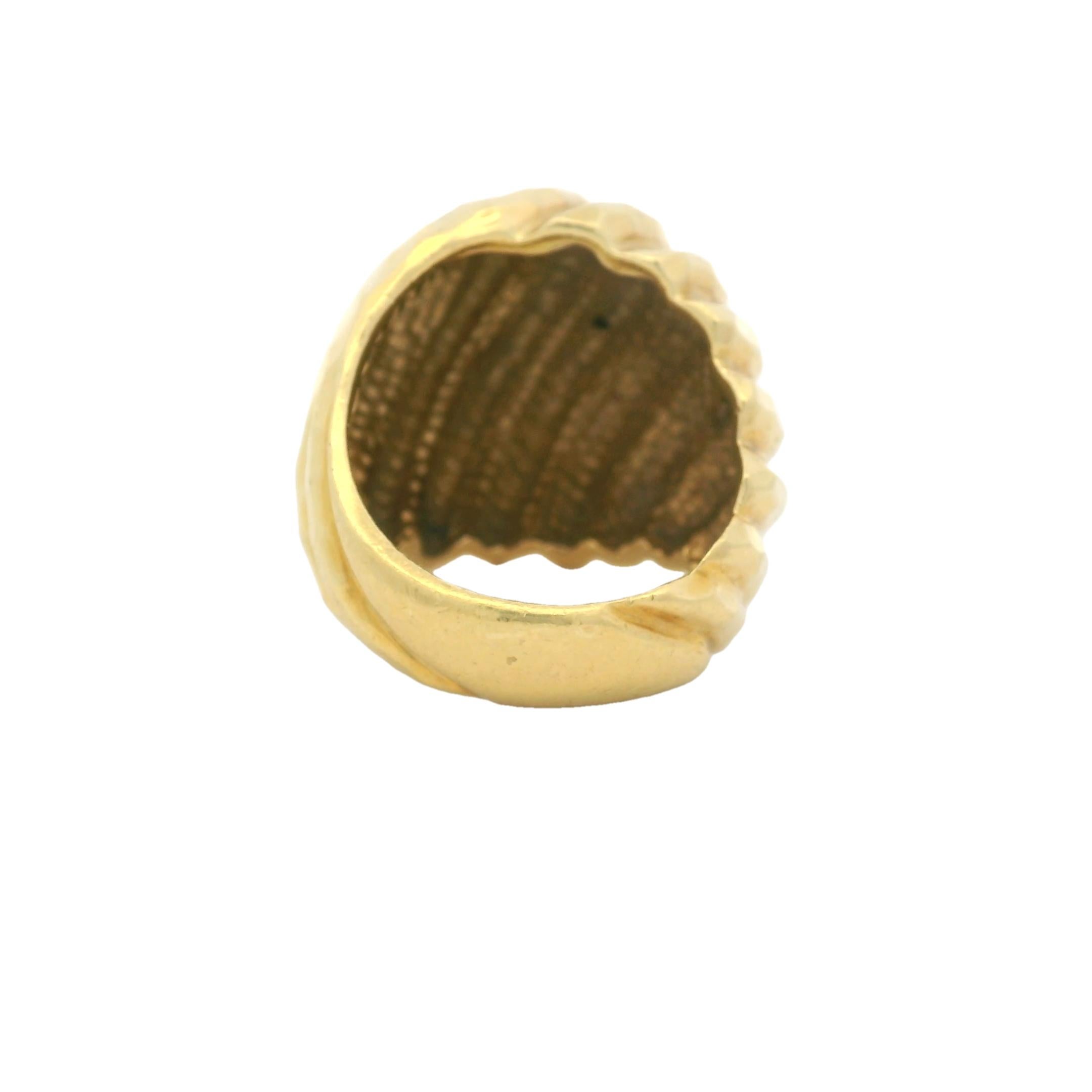 Henri Dunay 18K Yellow Gold Hammered Swirl Dome Ring – Size 6.5 In Excellent Condition For Sale In Miami, FL
