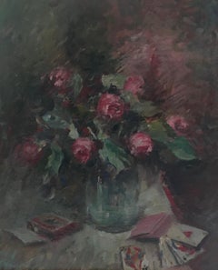 Stillleben mit Vase aus Rosen und Kartendeckel