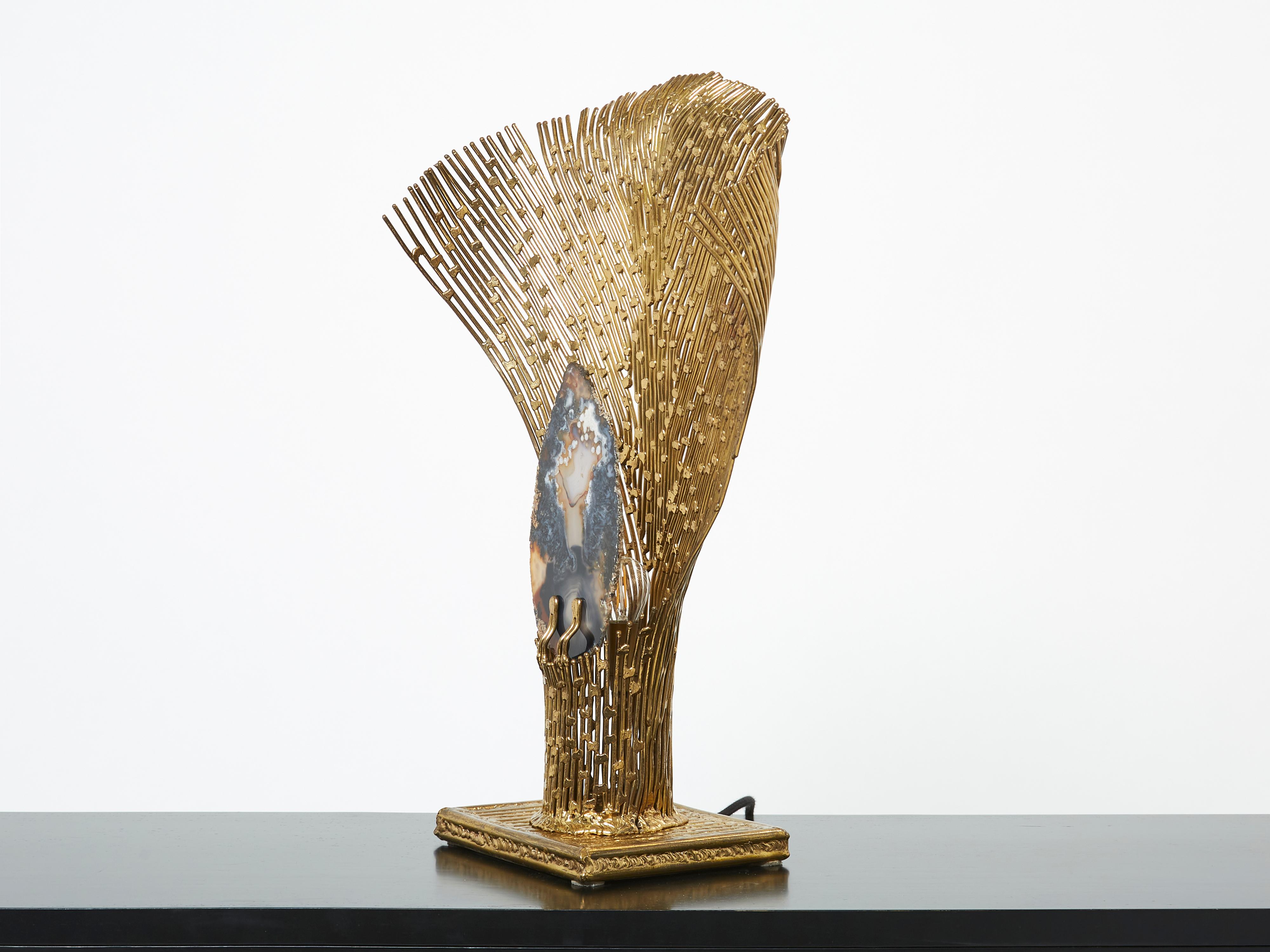 Esta hermosa lámpara de sobremesa realizada por Henri Fernandez para la Maison Honoré Paris en la década de 1970 tiene la complejidad de la alta joyería. Este raro modelo llamado Nefertiti I está fabricado en latón macizo esculpido y soldado. La