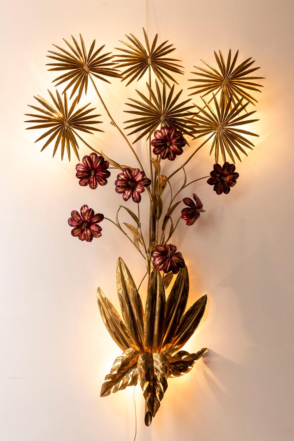 Henri Fernandez for Maison Honoré, attributed to

Large wall lamp decorated with flowers in gilt brass.

Work realized in the 1970s.