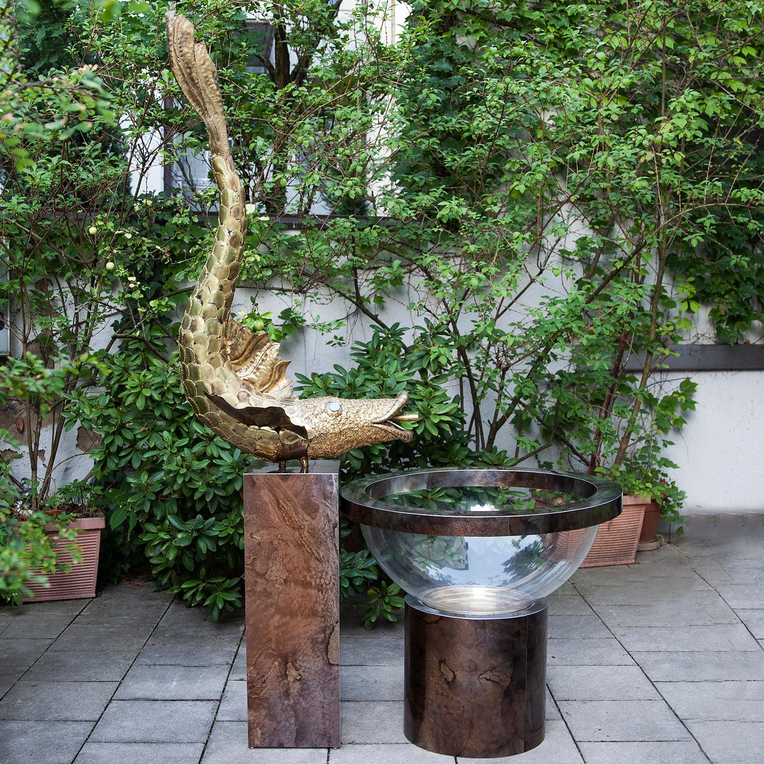 Amazing indoor fountain in brass and lucite designed by Henri Fernandez France, 1970s. The brutalist fish is made in brass with turquoise gems eyes and the basin is made in lucite and has a diameter of 90cm.

Henri Fernandez is a metal sculptural