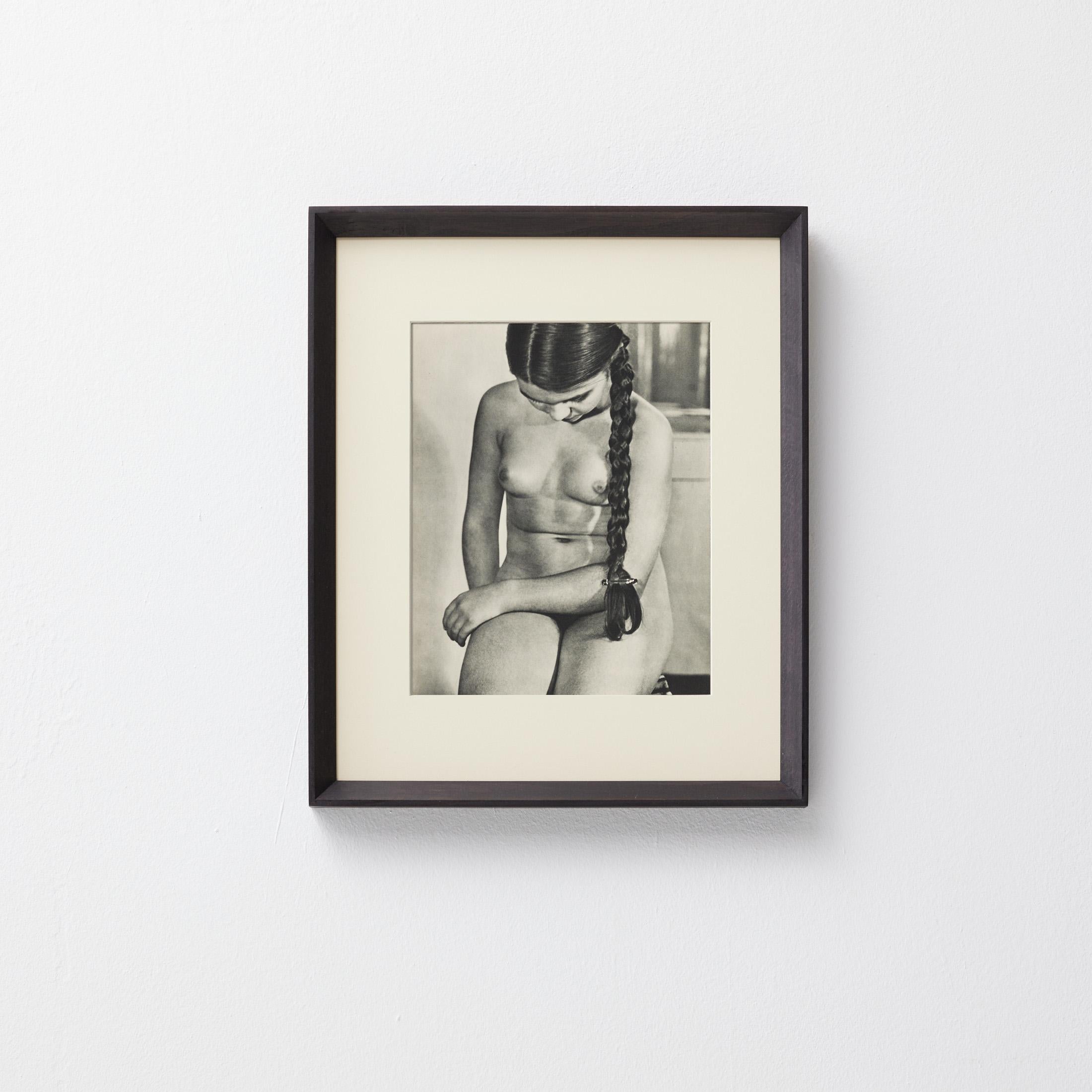 Original Heliogravüre von Henri Florence, erschienen in der ersten Ausgabe von Verve, der von Tériade gegründeten Pariser Kunstzeitschrift mit Kultstatus. Dieses zarte Schwarz-Weiß-Bild zeigt eine junge Frau, die nackt sitzt, den Blick in