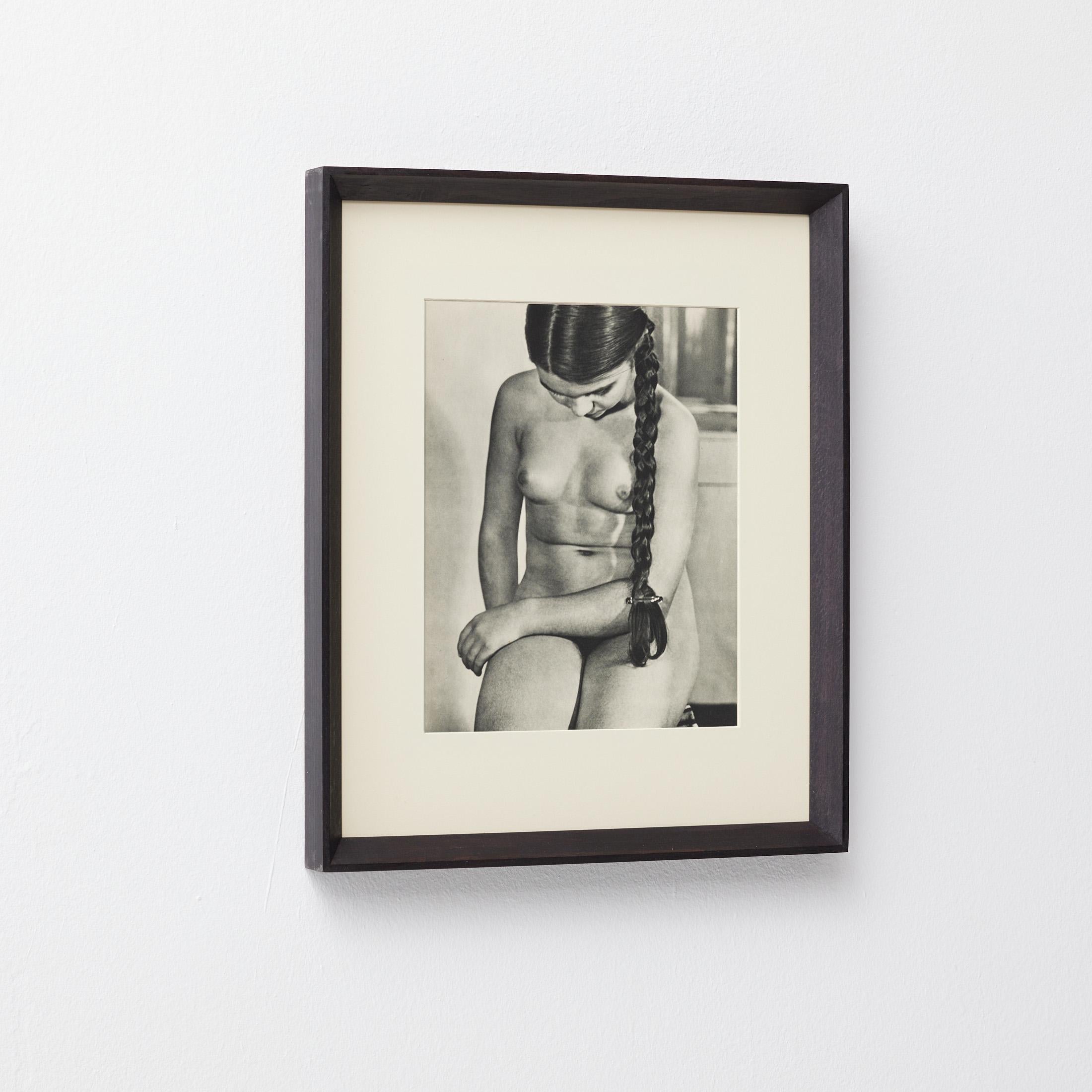 Henri Florence - Sitzender Akt mit Zopf, 1930er Jahre, Verve Magazine 1937, gerahmt (Moderne der Mitte des Jahrhunderts) im Angebot