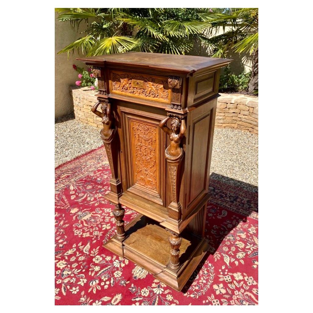 Mobile o credenza in noce intagliato in stile rinascimentale. La facciata è decorata con un busto di donna chiamato 