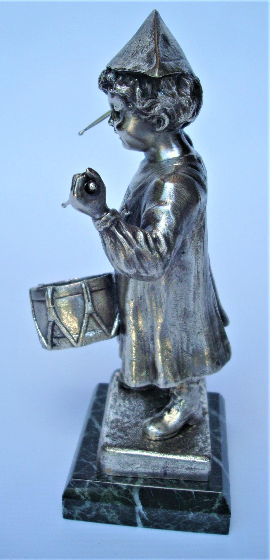 Henri Fugere, Bronzefigur, „Bebe Tapin“, Junge, der seine Trommel spielt (20. Jahrhundert) im Angebot