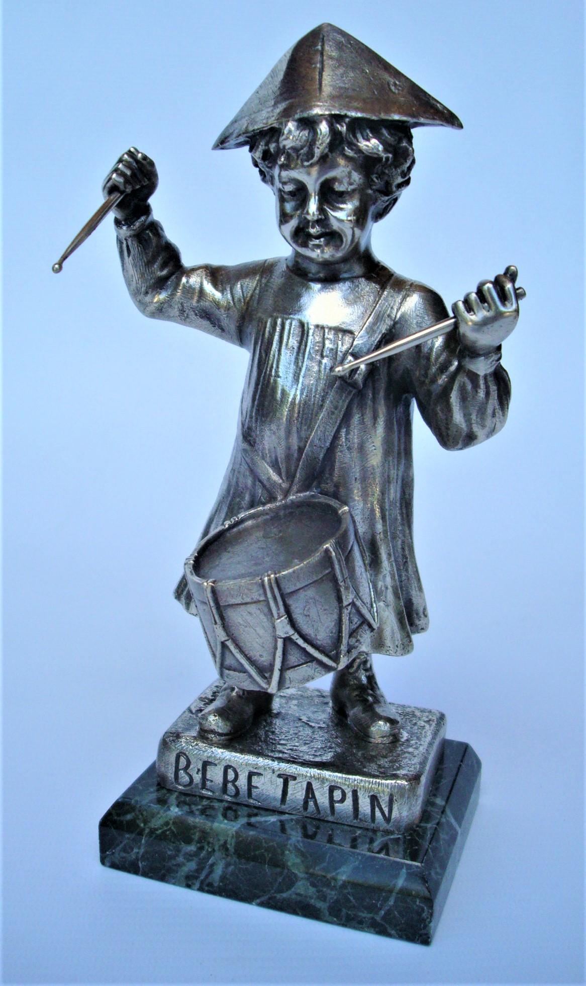 20ième siècle Figure en bronze d'Henri Fugere, garçon Bebe Tapin jouant du tambour en vente