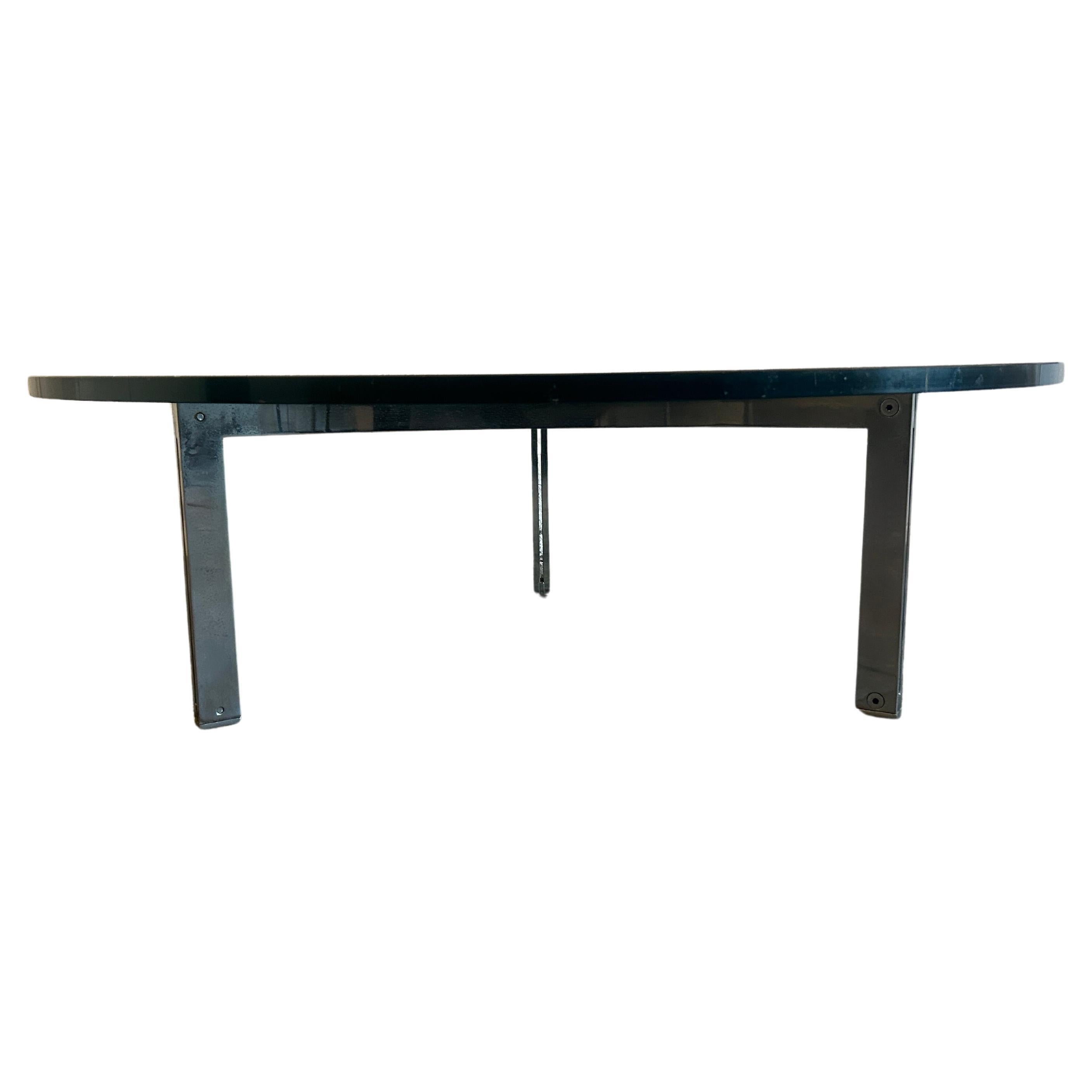 Henri Ganz for Steele Swiss mirror chrome triangle incurvé base en acier chromé avec plateau en verre rond épais table basse.

Le plateau en verre a un diamètre de 40