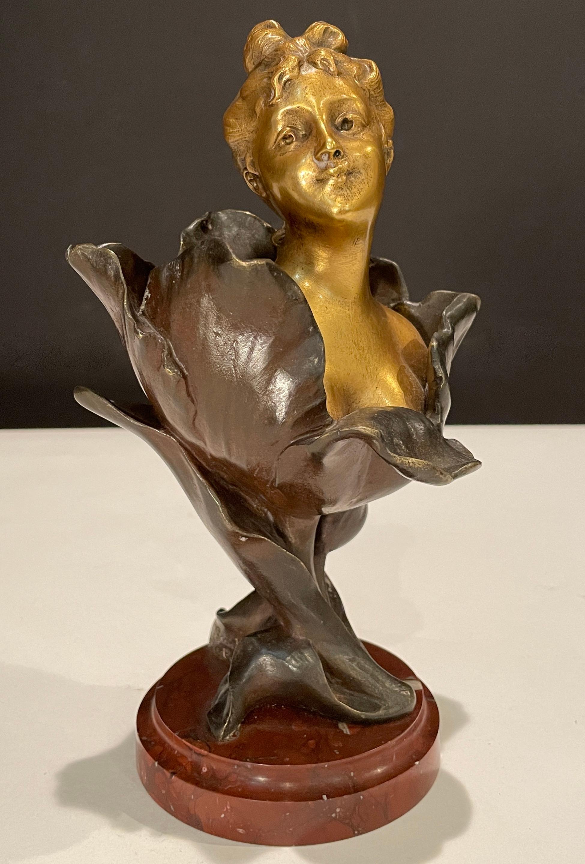 Art nouveau Buste en bronze doré et patiné par Henri Godet Femme Tulipe en vente