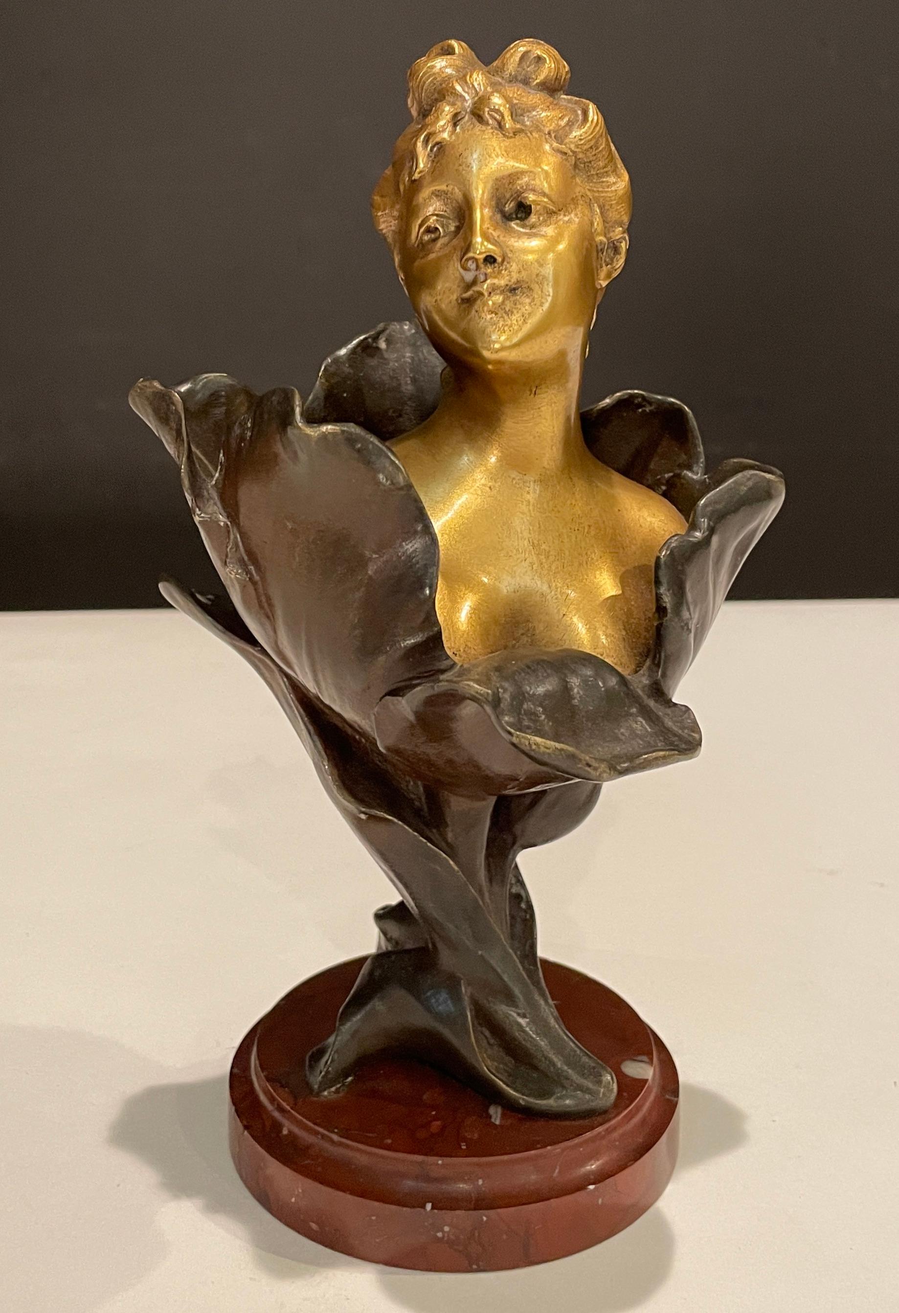 Français Buste en bronze doré et patiné par Henri Godet Femme Tulipe en vente