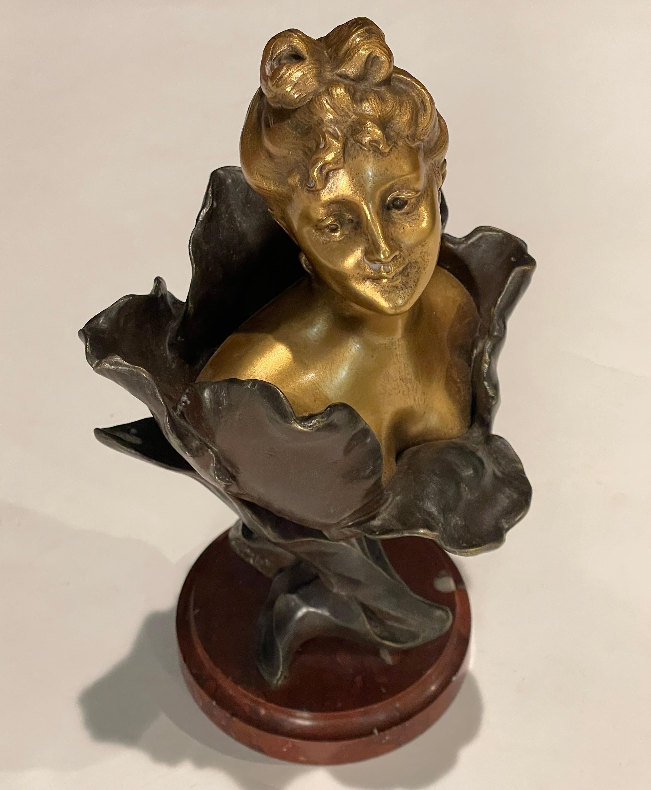 Vergoldete und patinierte Bronzebüste von Henri Godet Femme Tulpe aus Bronze (Gegossen) im Angebot