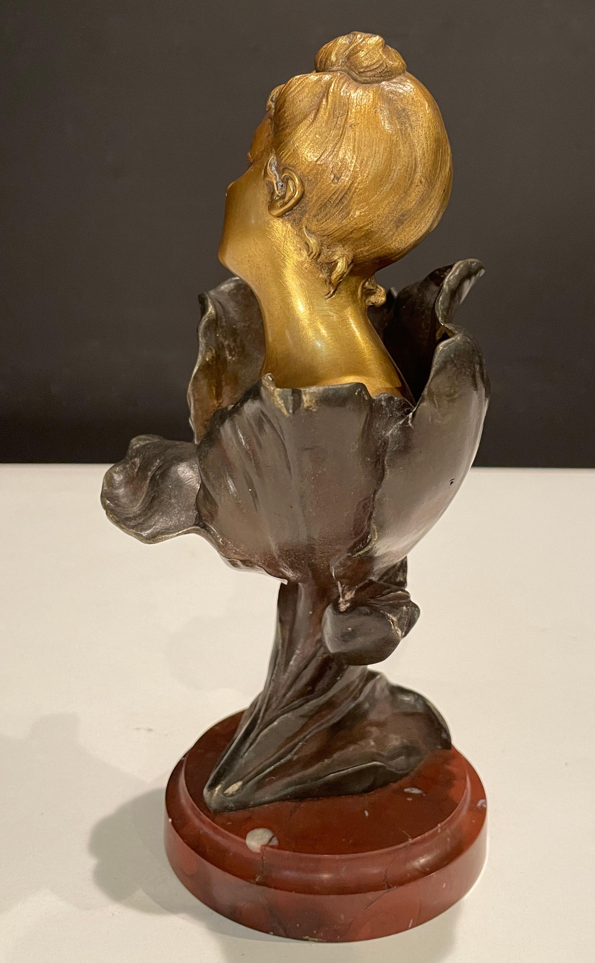 Buste en bronze doré et patiné par Henri Godet Femme Tulipe Bon état - En vente à Norwood, NJ