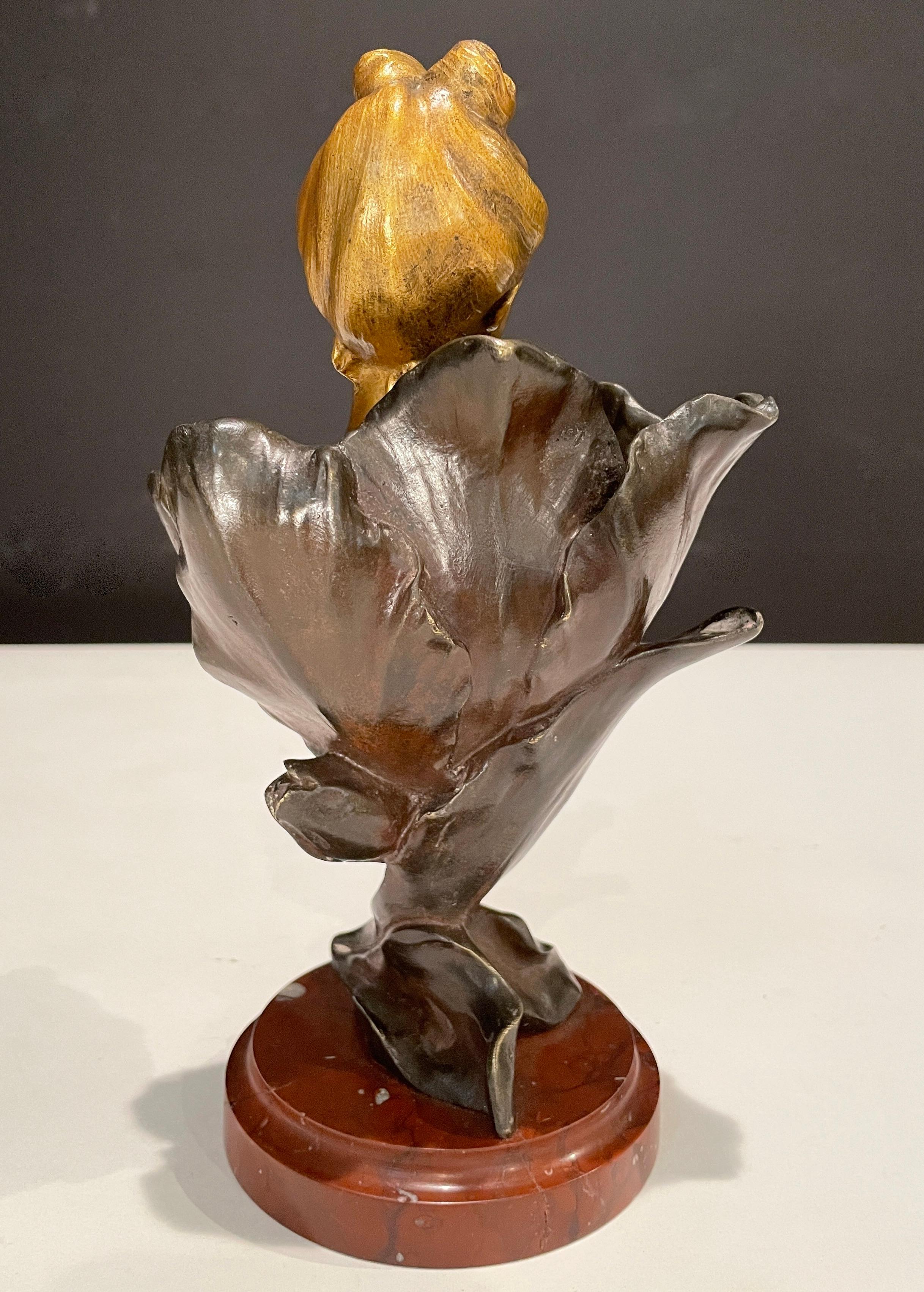 Début du 20ème siècle Buste en bronze doré et patiné par Henri Godet Femme Tulipe en vente