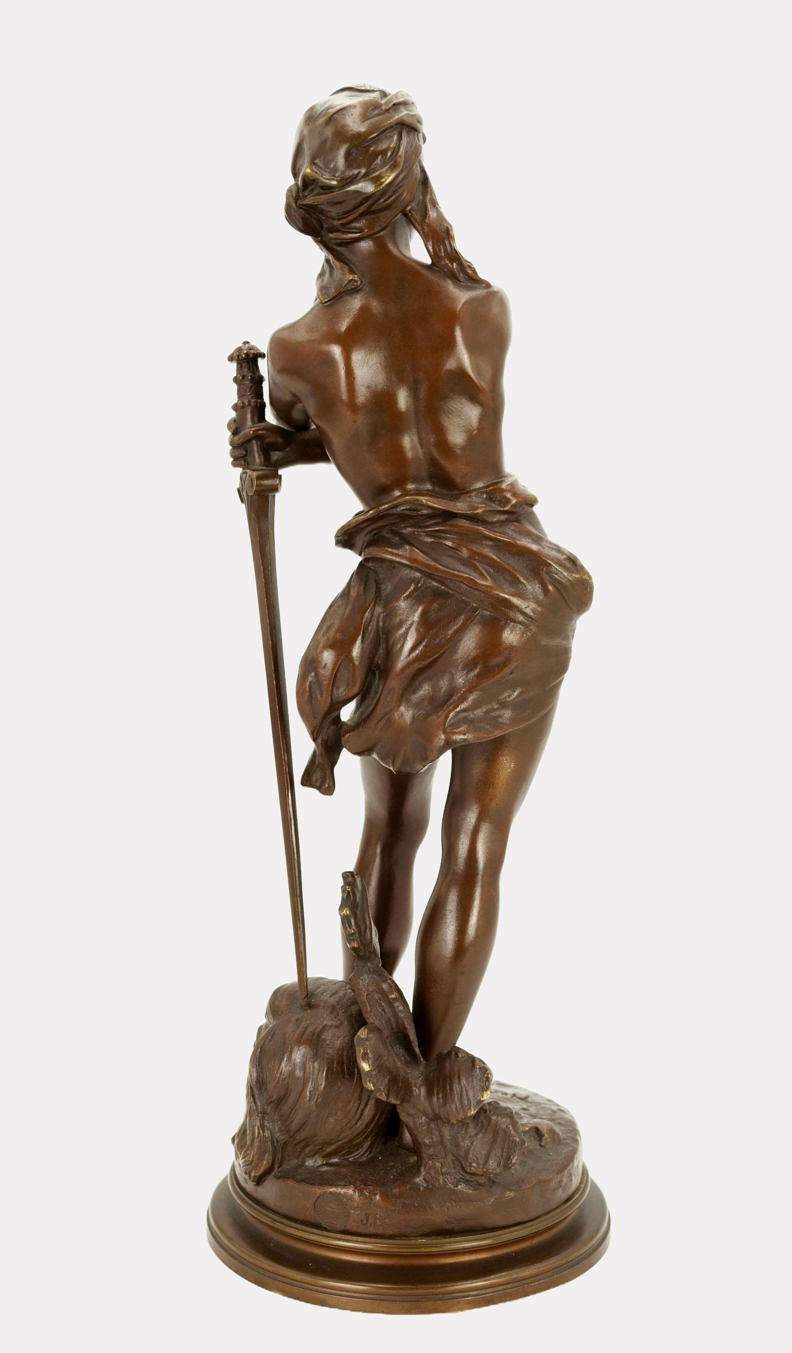 Henri Honoré Plé (1853 París - 1922 París), El David victorioso, hacia 1890. Bronce patinado marrón rojizo y marrón con plinto de tierra montado sobre una base redonda. 42 cm (altura total) x 16 cm (longitud) x 16 cm (profundidad), peso 5,3 kg.