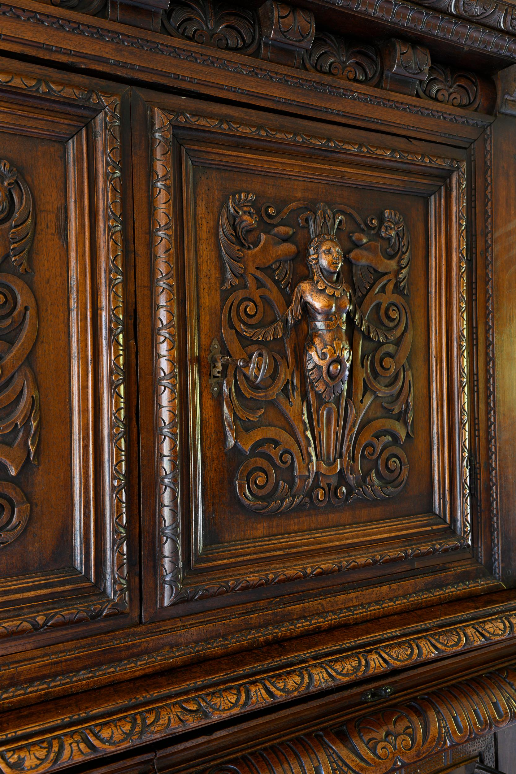 Buffet à double boutonnage sculpté de la période de la Renaissance Henri II des années 1560 Bon état - En vente à Ross, CA