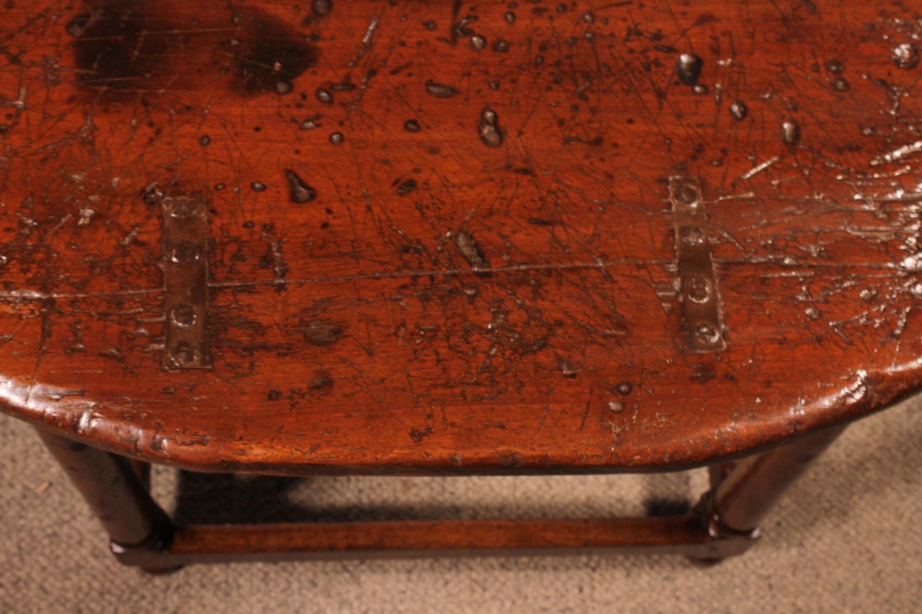 Henri II Table in Walnut, 16th Century For Sale 7