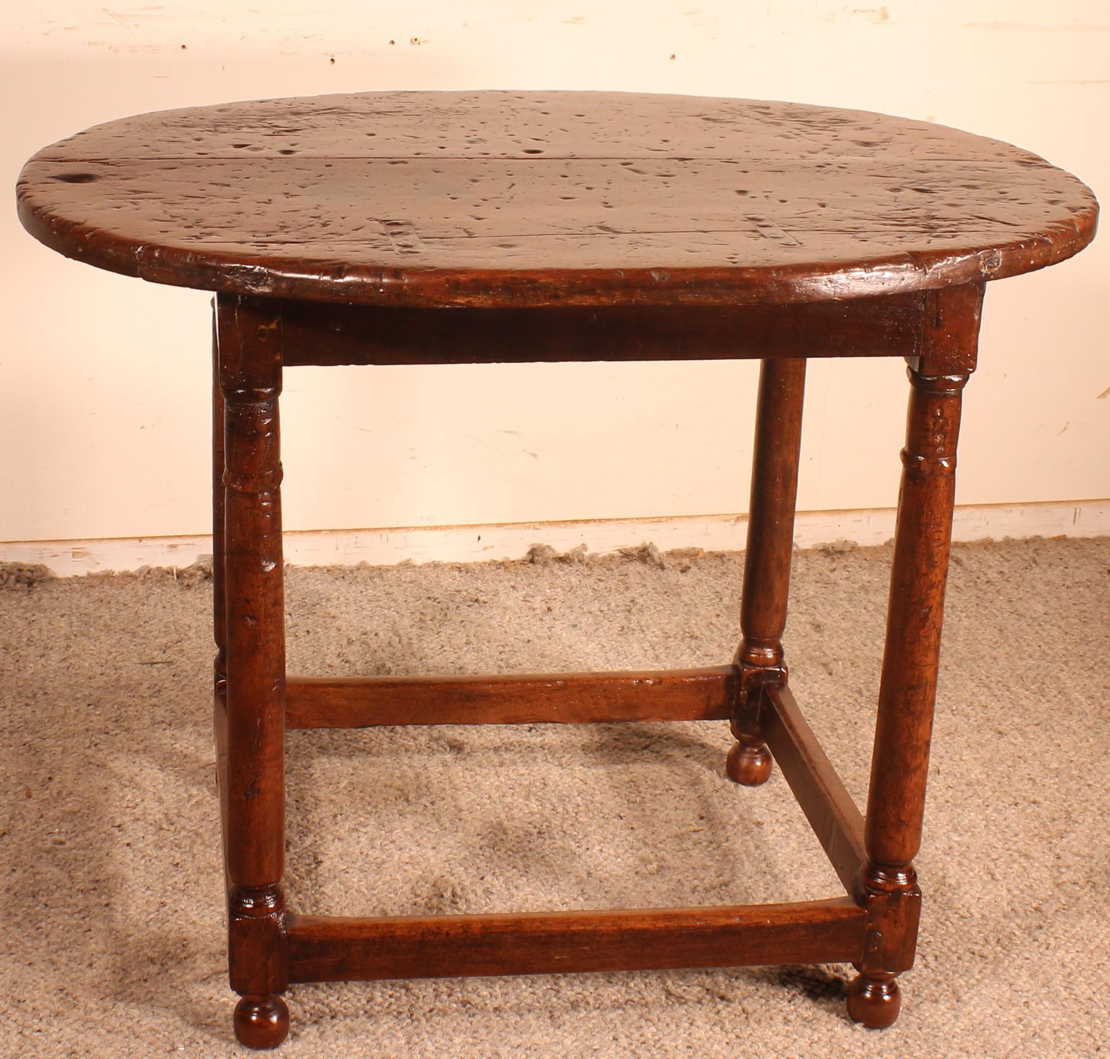 Henri II Table in Walnut, 16th Century For Sale 2