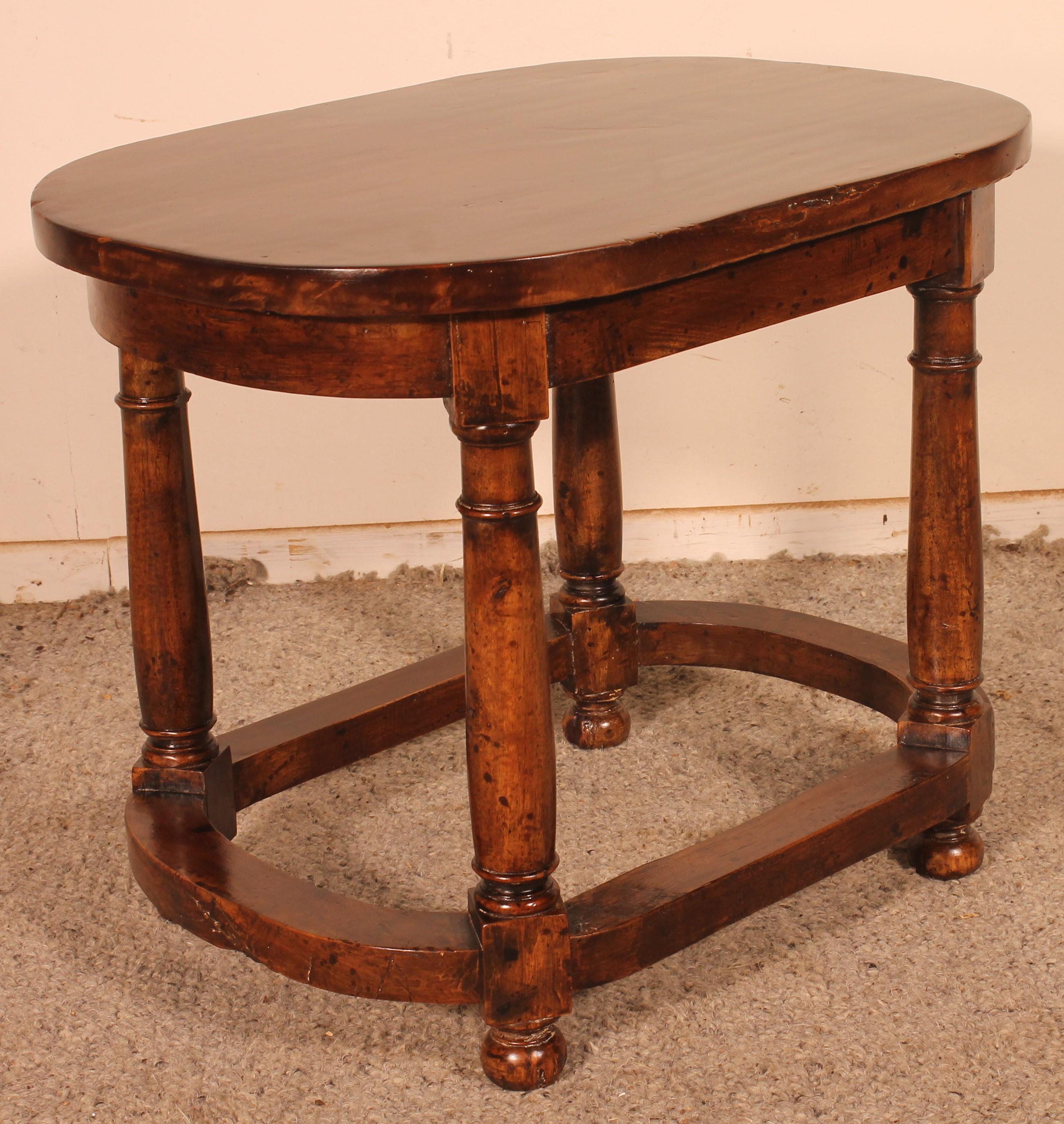 Henri II Table in Walnut from the 19th Century In Good Condition In Brussels, Brussels