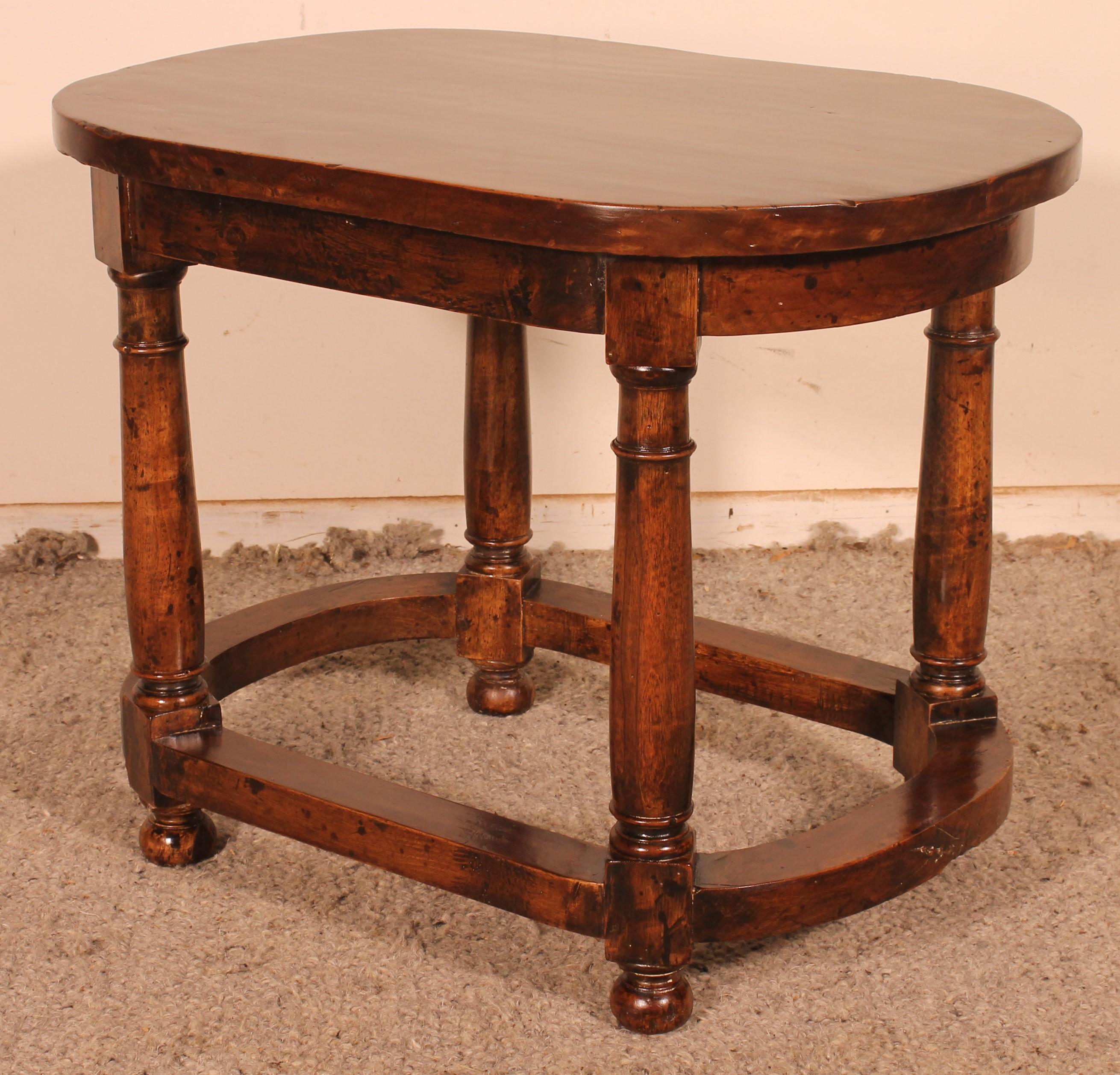 Henri II Table in Walnut from the 19th Century 3
