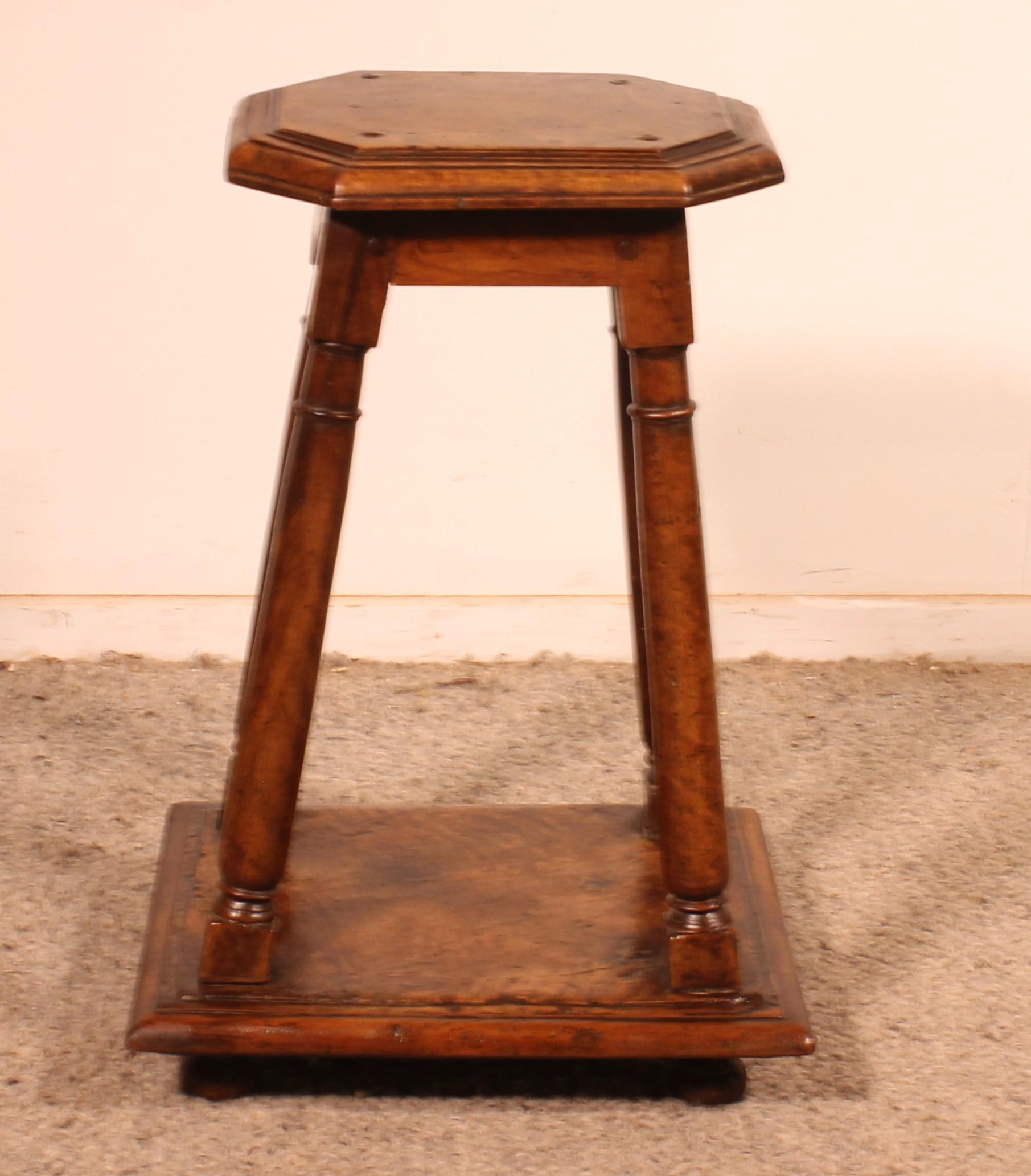Lovely and rare Henri II style stool in walnut from the early 17th century from France.
A rare piece consisting of four balusters resting on a base .
Very beautiful octagonal top
it can be used as a side table, end table or stool.

Superb patina and