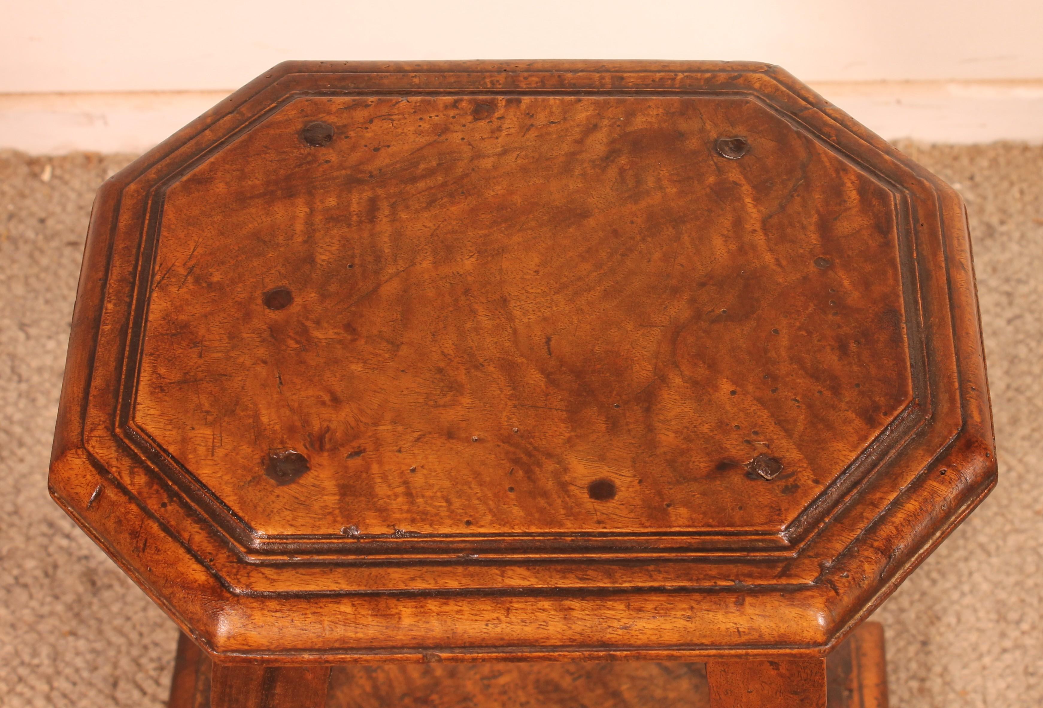 Henri II Walnut Stool Early 17th Century In Good Condition For Sale In Brussels, Brussels