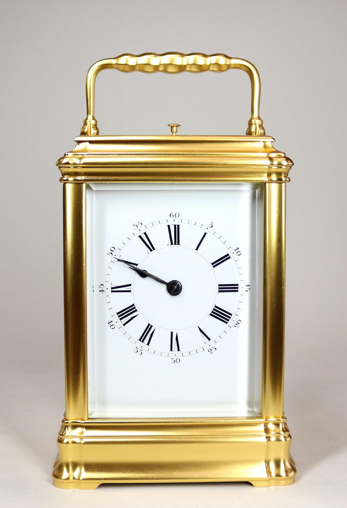 Cette superbe horloge de carrosse est magnifiquement dorée, avec un cadran en émail blanc, un anneau de chapitre romain et des minutes arabes extérieures. Le mouvement à deux trains de huit jours est régulé par un échappement à levier anglais à