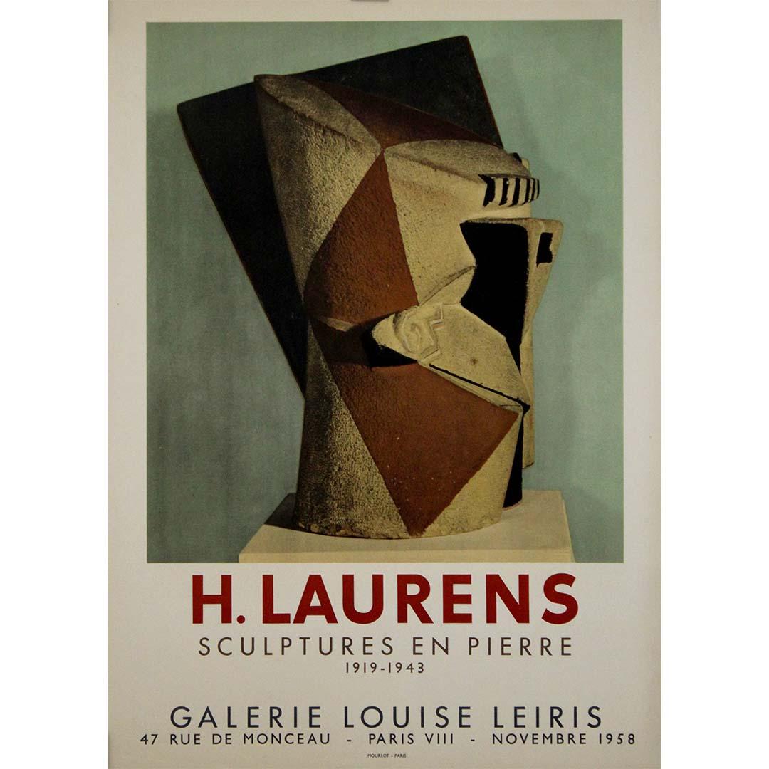 Cette affiche d'exposition originale de 1958, imprimée par les célèbres Mourlot Studios, a été créée pour l'exposition "Sculptures en Pierre" d'Henri Laurens à la prestigieuse Galerie Louise Leiris à Paris. L'exposition célébrait la maîtrise de