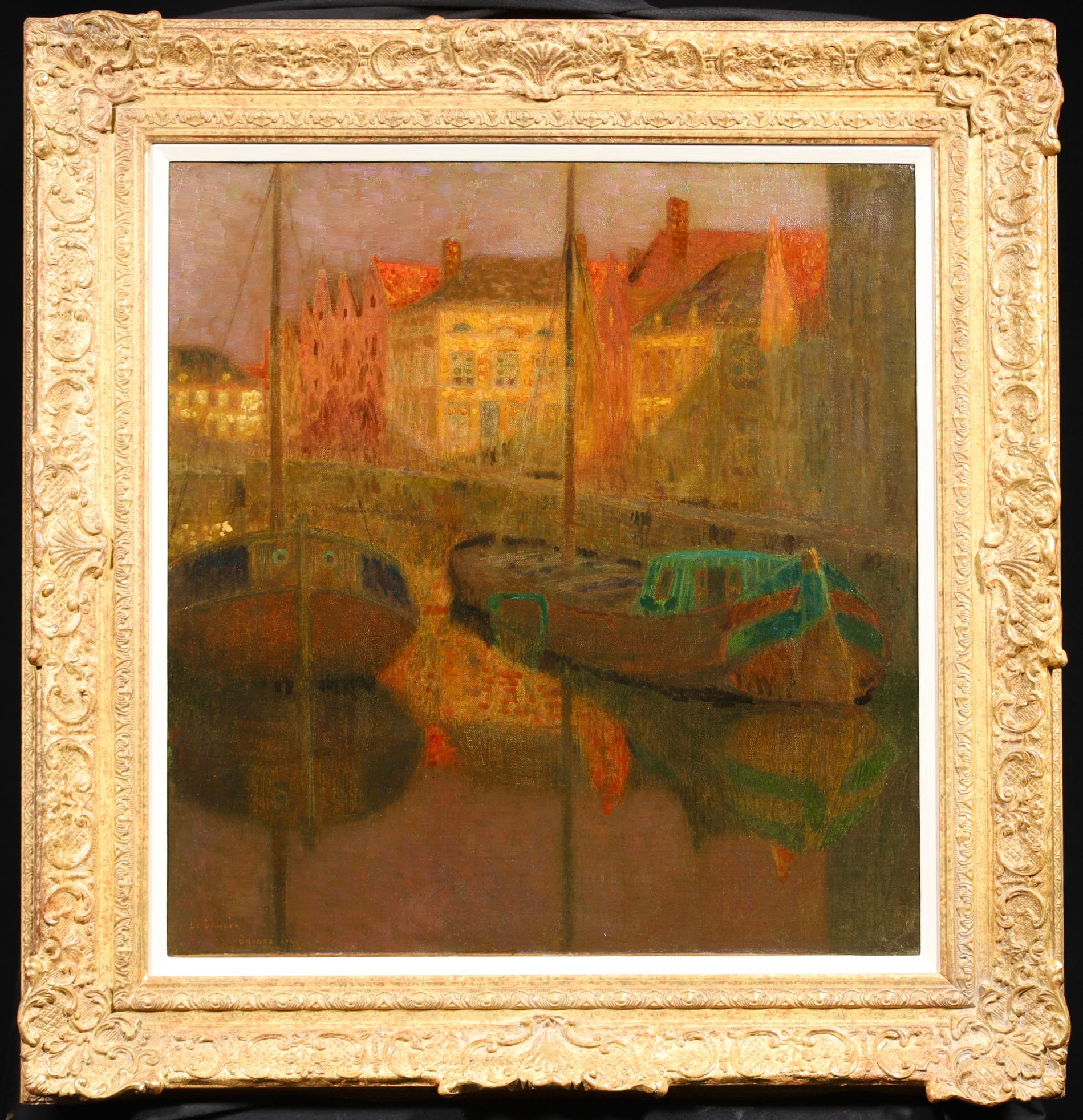 Huile sur toile post impressionniste signée du peintre français Henri Le Sidaner. Cette pièce étonnante  représente deux bateaux de pêche amarrés dans un village de pêcheurs au coucher du soleil. Les dernières lueurs du jour illuminent les bâtiments