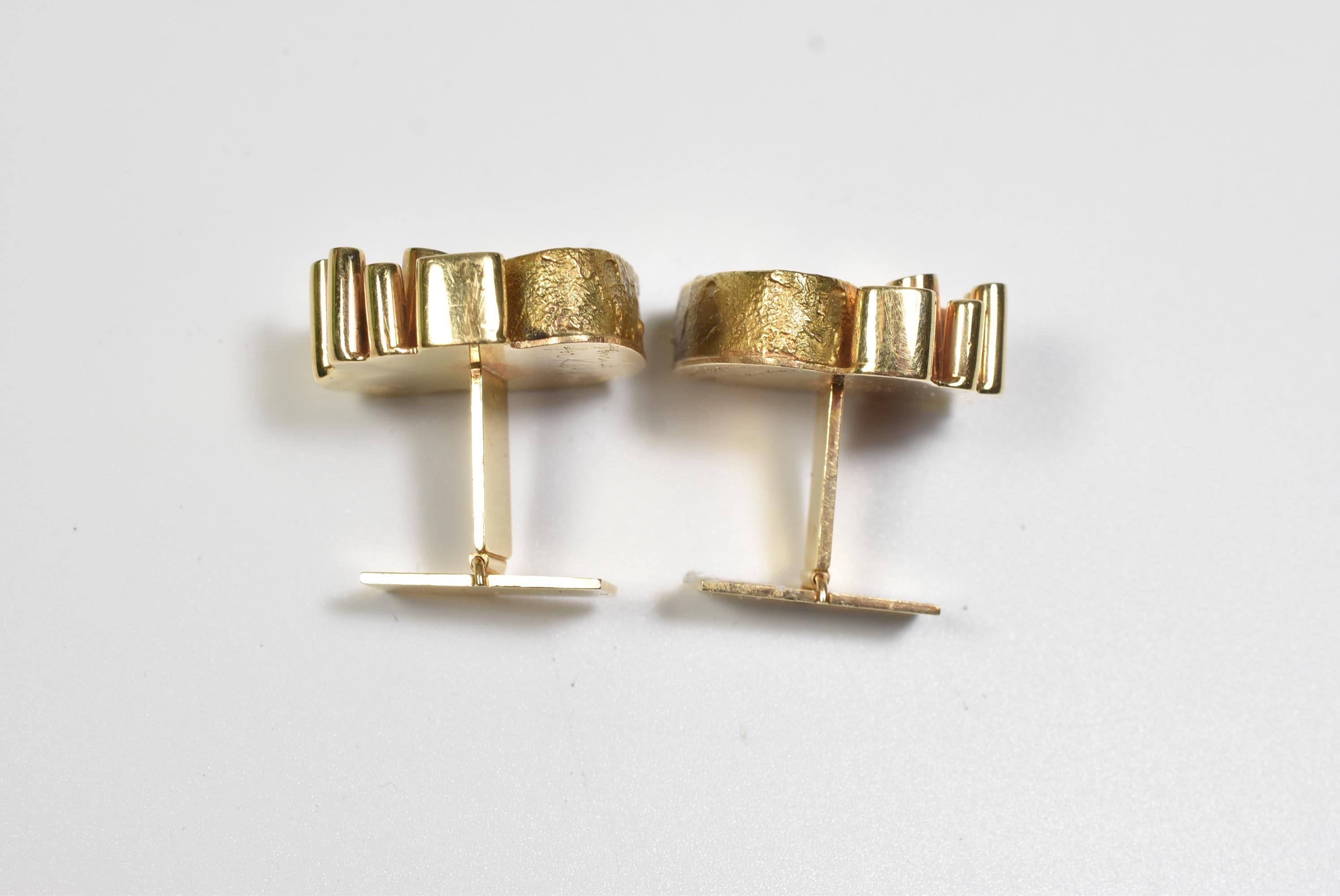 Henri Leighton for Kanam Mid-Century Modernist cufflinks, 14k gold polished and textured freeform cufflinks. Very minor wear, artist signed on the reverse. 22mm wide x 20mm long x 20mm deep. 21.7 grams total weight.