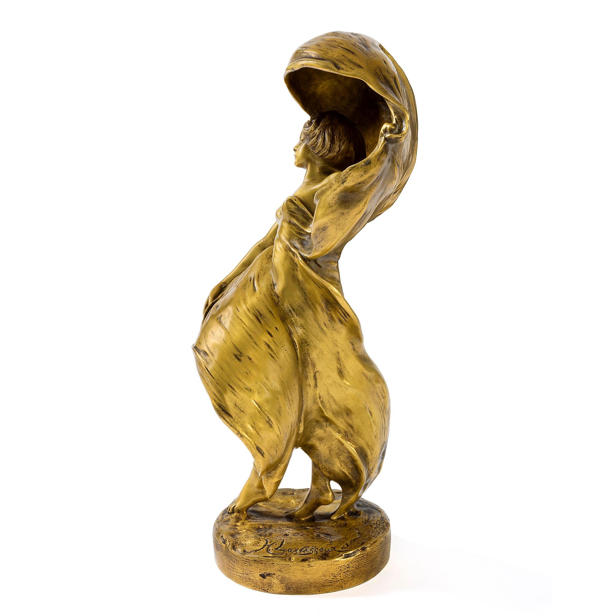 Esta escultura figurativa francesa Art Nouveau de bronce dorado de Loïe Fuller, obra de Henri Levasseur, muestra a la bailarina ejecutando su famosa danza de los velos. Fuller está desnuda, con un pie delante del otro, con el cuerpo envuelto en una