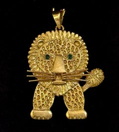 Henri MAÏK, 1970, Pendentif "Lion" en or et émeraudes, bijou signé