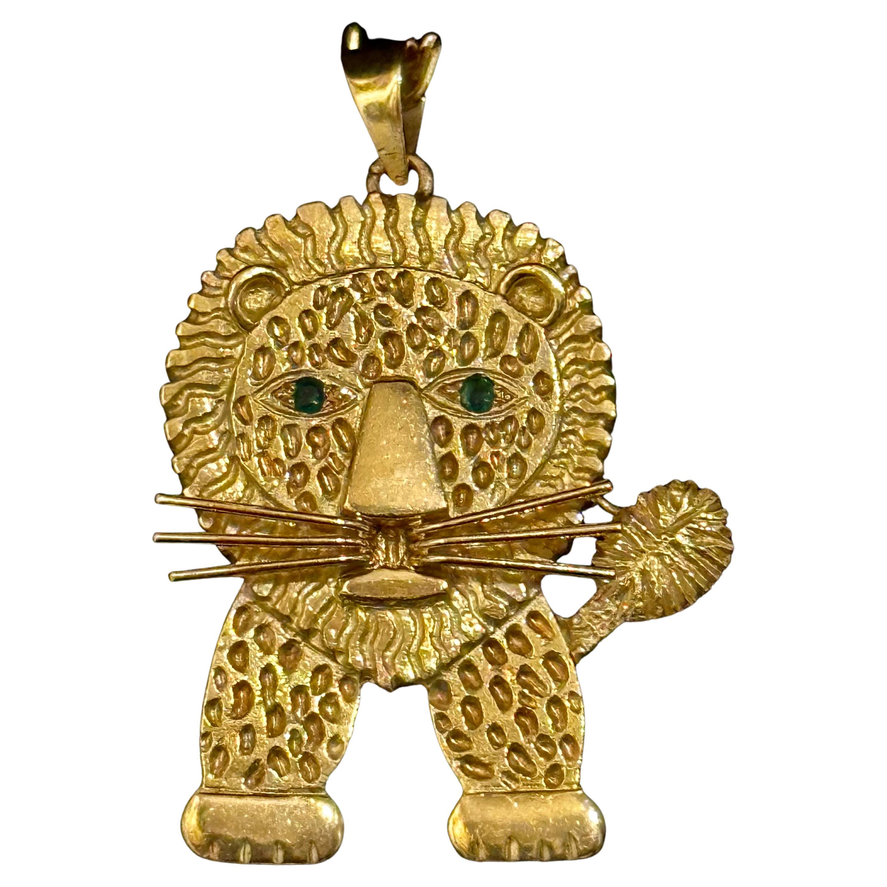 Henri MAÏK, 1970s, Gold and Emeralds "Lion" Pendant, Signed Jewelry For Sale