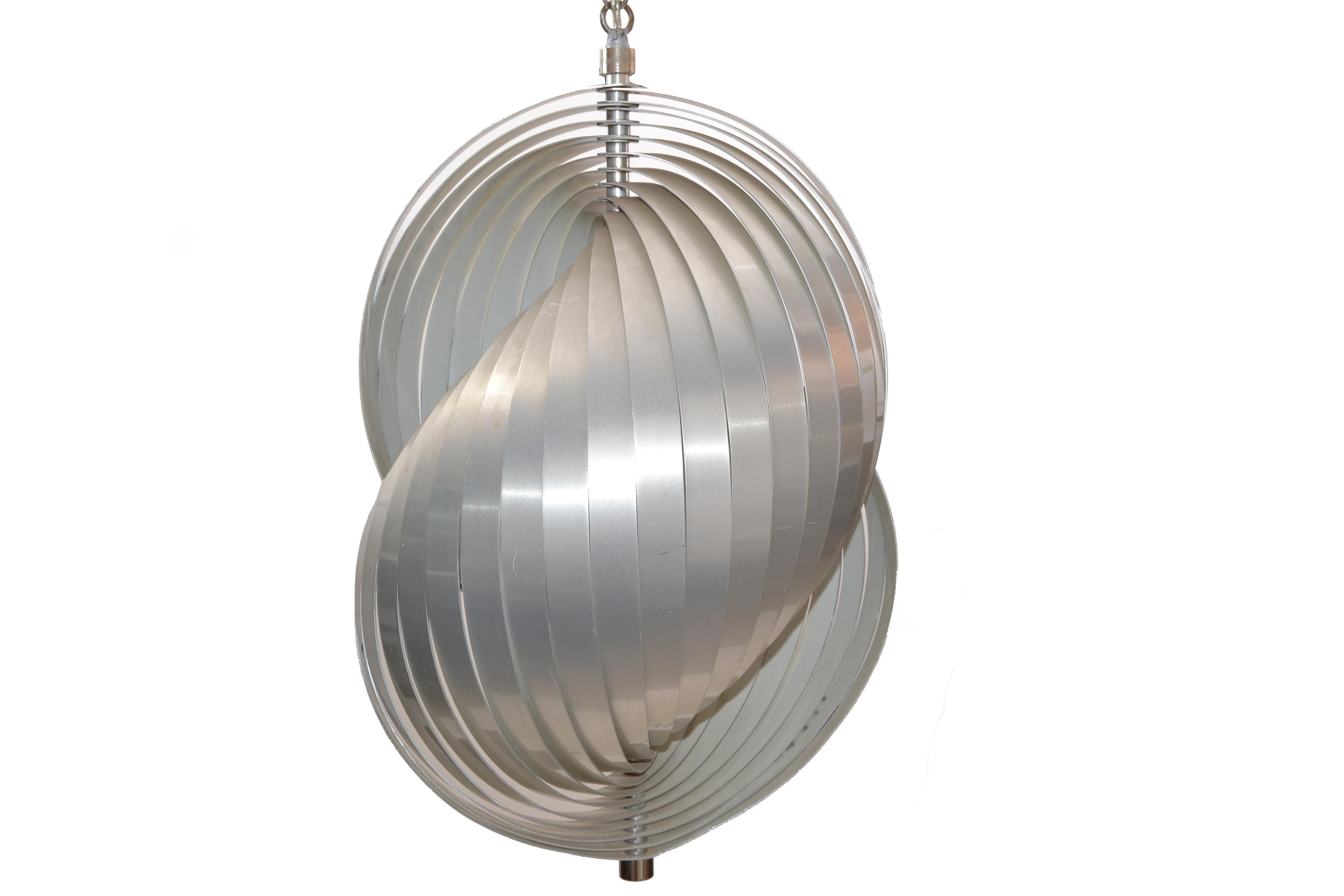 French Mid-Century Modern aluminum spiral pendant light, chandelier designed by Henri Mathieu.
In perfect working condition and takes 1 regular light bulb or LED bulb.
Measures: Length of chain 6 inches.