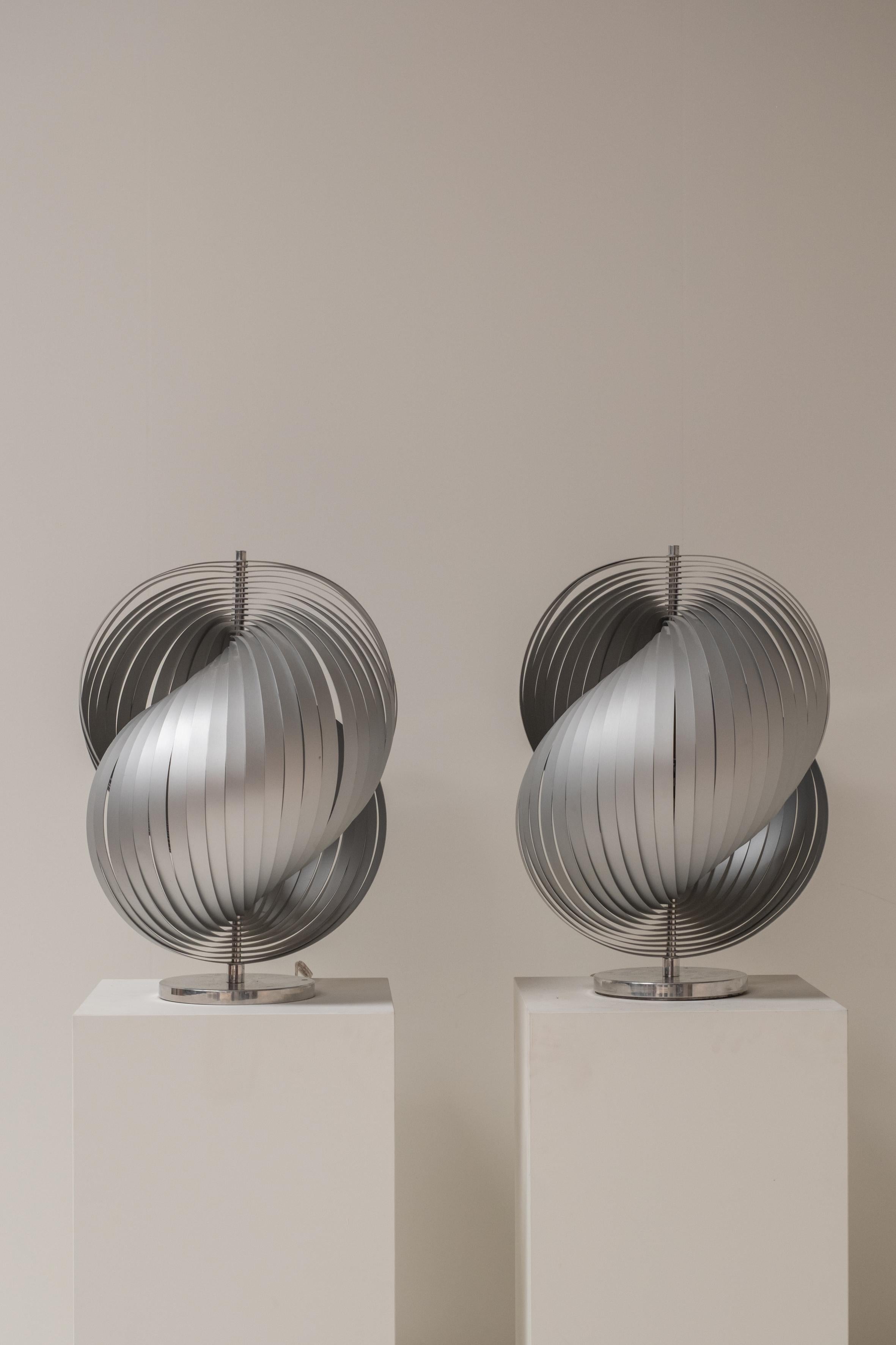 Lámpara escultórica Henri Mathieu - Francia, Años 70


Estas llamativas lámparas de sobremesa escultóricas del diseñador francés Henri Mathieu son ejemplos icónicos de su estilo característico, que combina la energía cinética con la artesanía