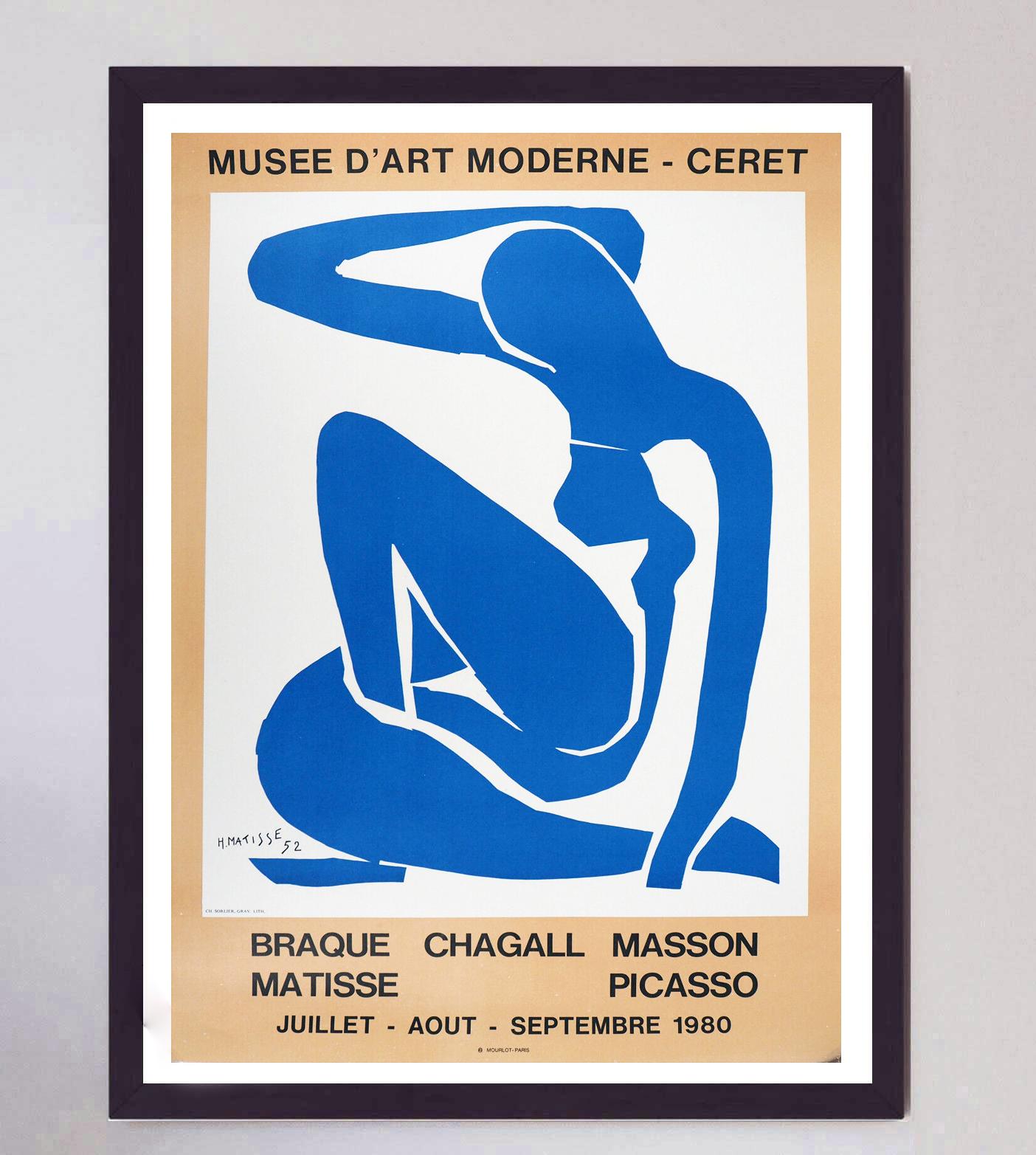 Dieses wunderschöne Plakat zeigt Nud Bleu II aus der Cut-Out-Serie der späten 1940er Jahre und diente der Werbung für eine Ausstellung im Musee d'Art Moderne in Ceret, die Werke des Malers Matisse sowie von Braque, Chagall, Masson und Picasso