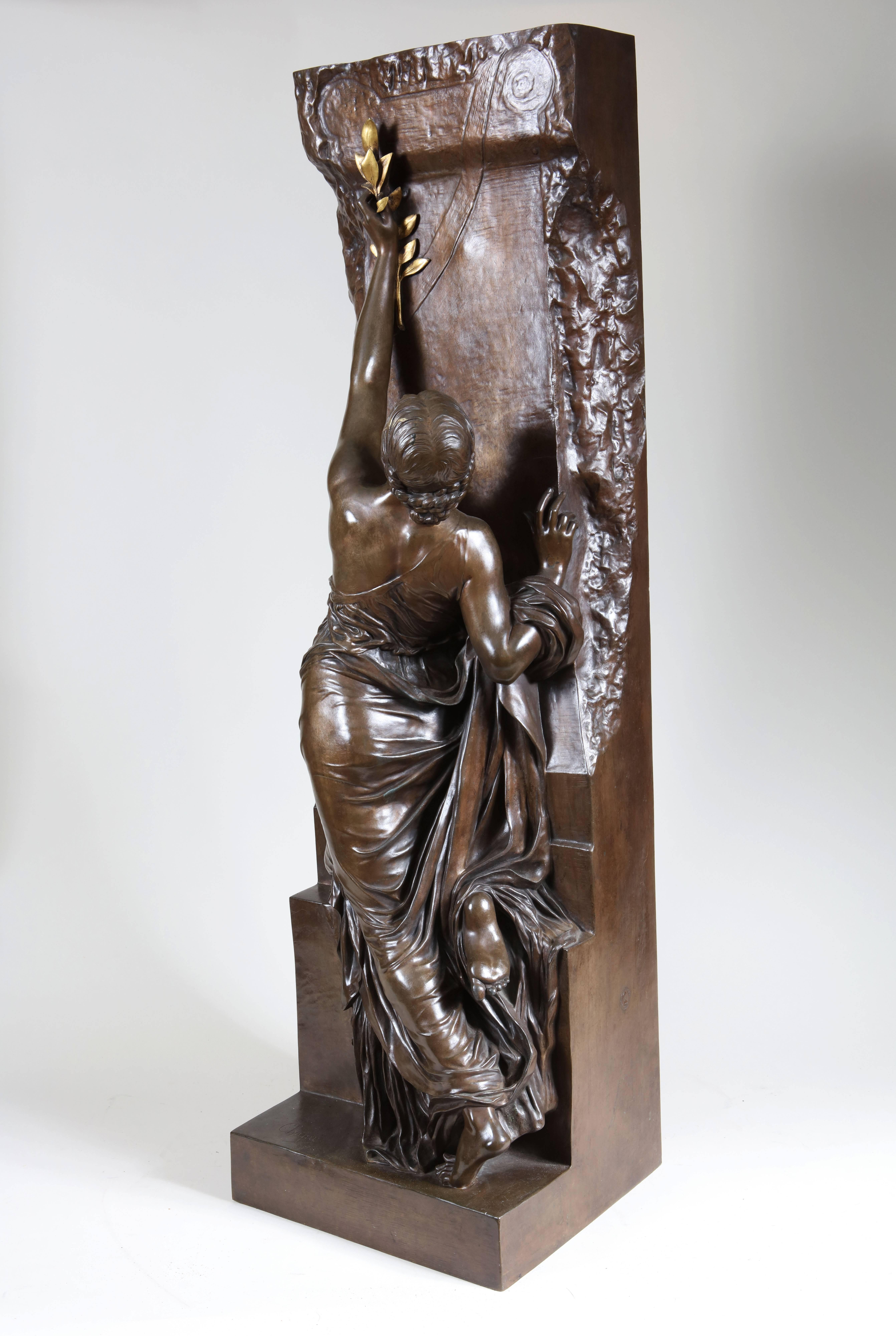 Una scultura figurata in bronzo dorato molto grande: 