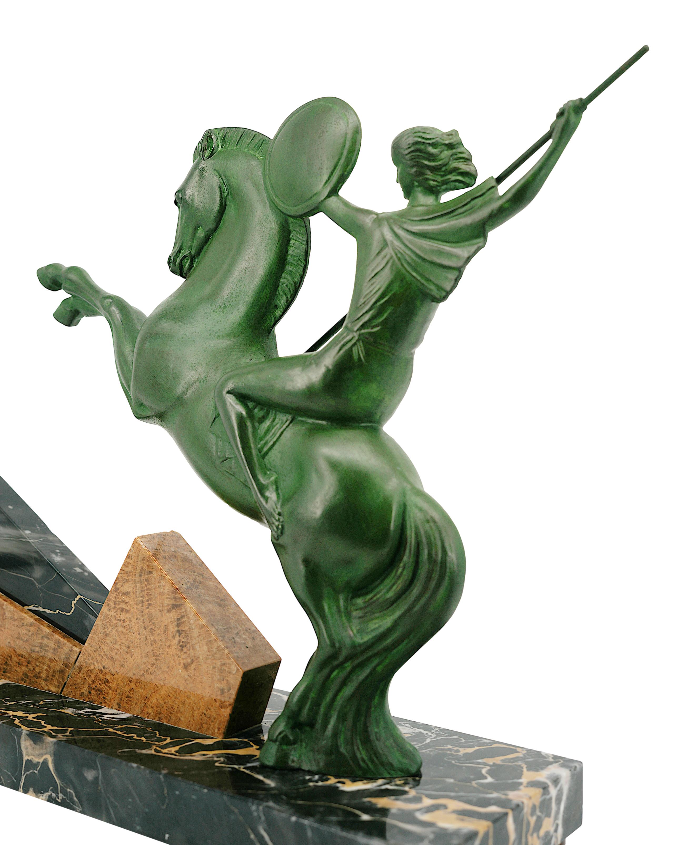 Scultura Art Deco francese della Walkyrie di Henri Molins-BALLESTE, Francia, 1920 circa. Spelta, marmo e onice. Larghezza: 21.3