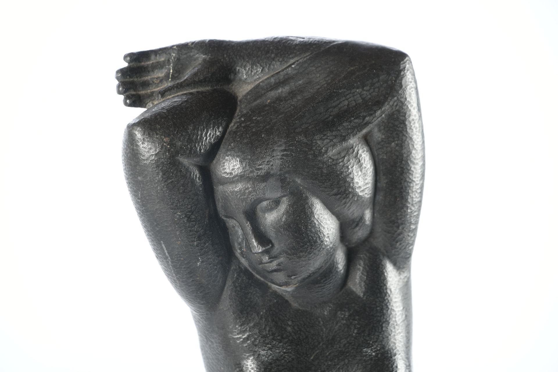 Jeune Femme Debout, les Bras sur la Tête - Bronce de Henri Parayre (1879-1970) en venta 1
