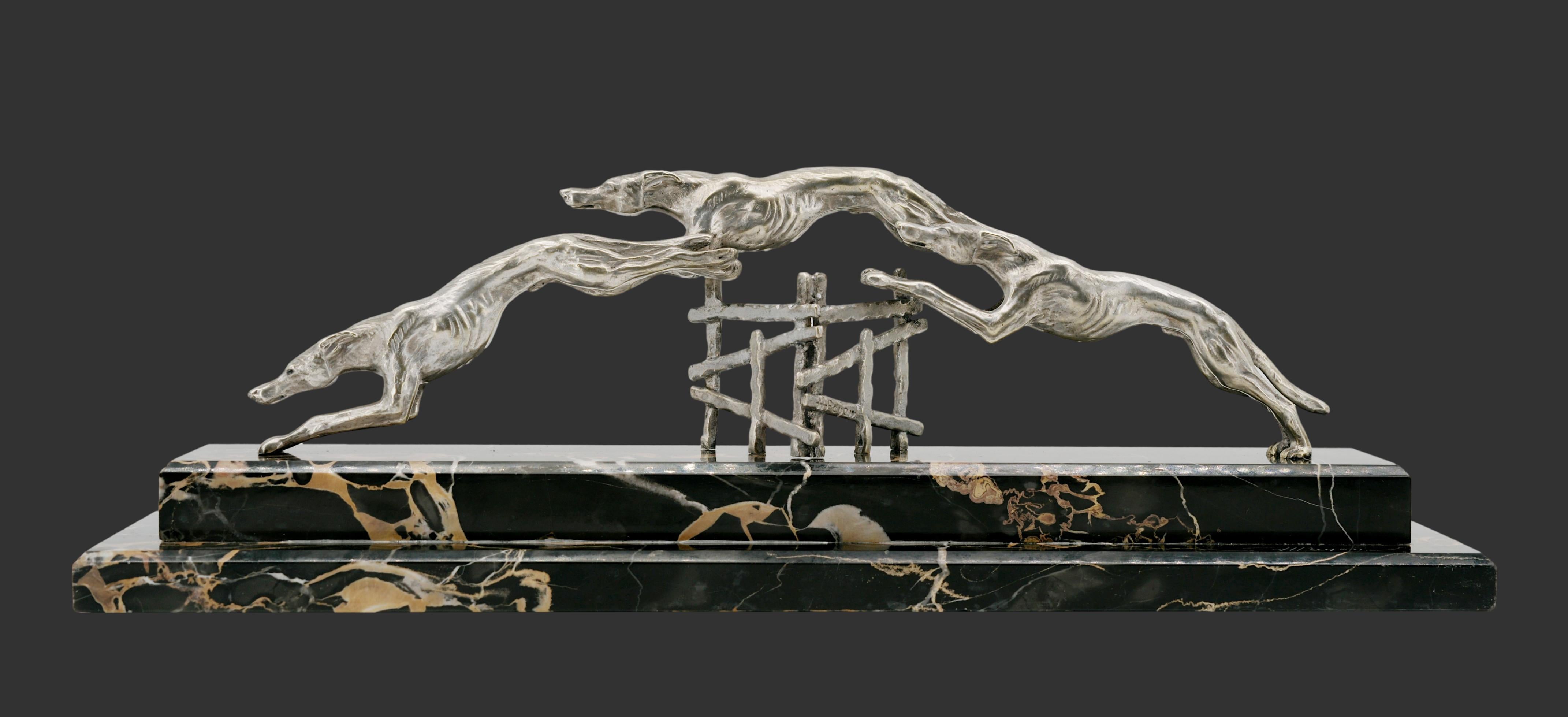 Sculpture française Art déco d'Henri PAYEN (1894-1933), France, vers 1925. Course de lévriers. Bronze argenté et marbre. Largeur : 50,3 cm, hauteur : 16 cm, profondeur : 13 cm. Signé 