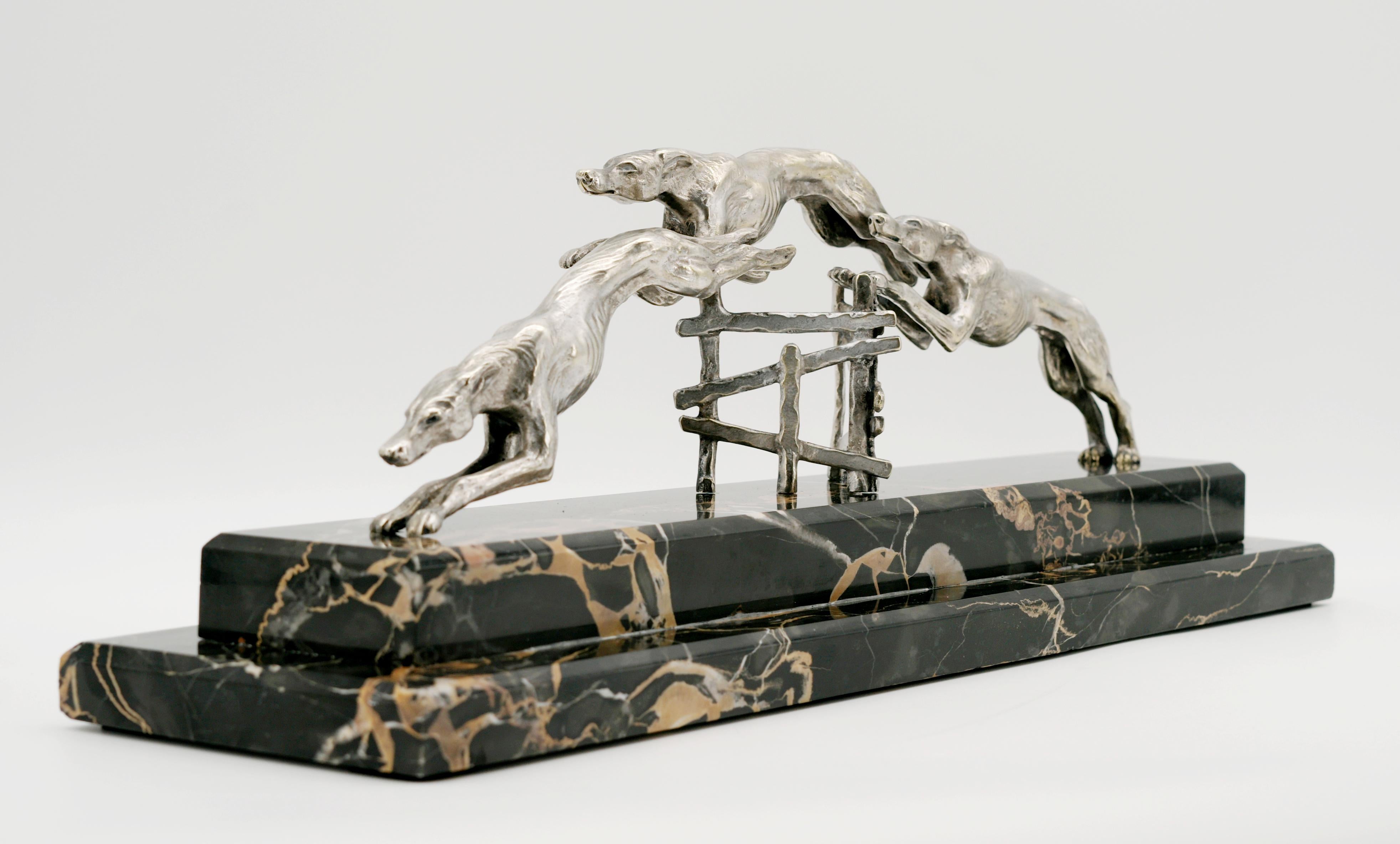 Henri PAYEN Französische Art-déco-Bronze-Skulptur eines Windhundrennens aus dem Art déco-Stil, um 1925 (Versilbert) im Angebot