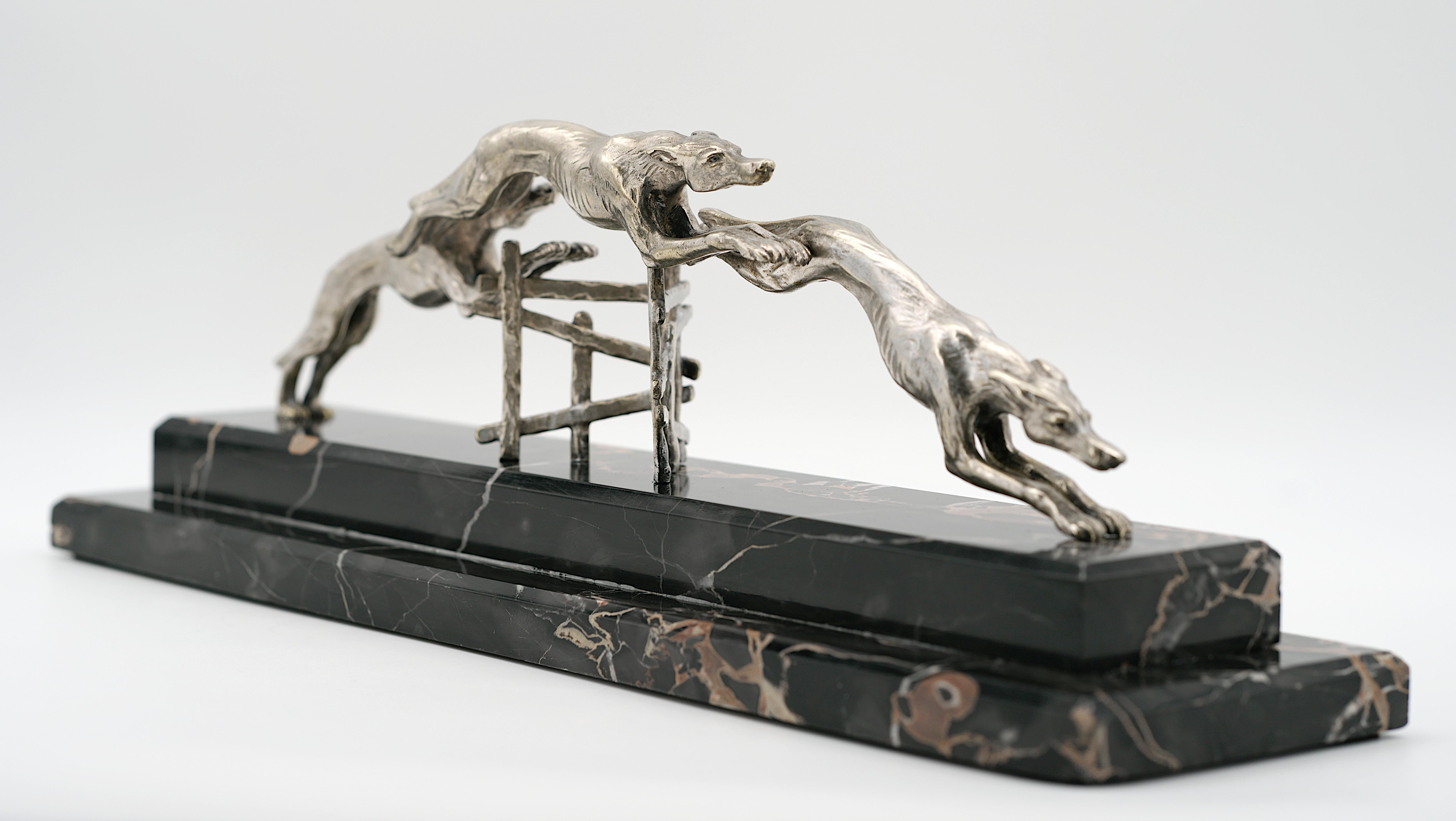Henri PAYEN Französische Art-déco-Bronze-Skulptur eines Windhundrennens aus dem Art déco-Stil, um 1925 im Angebot 3