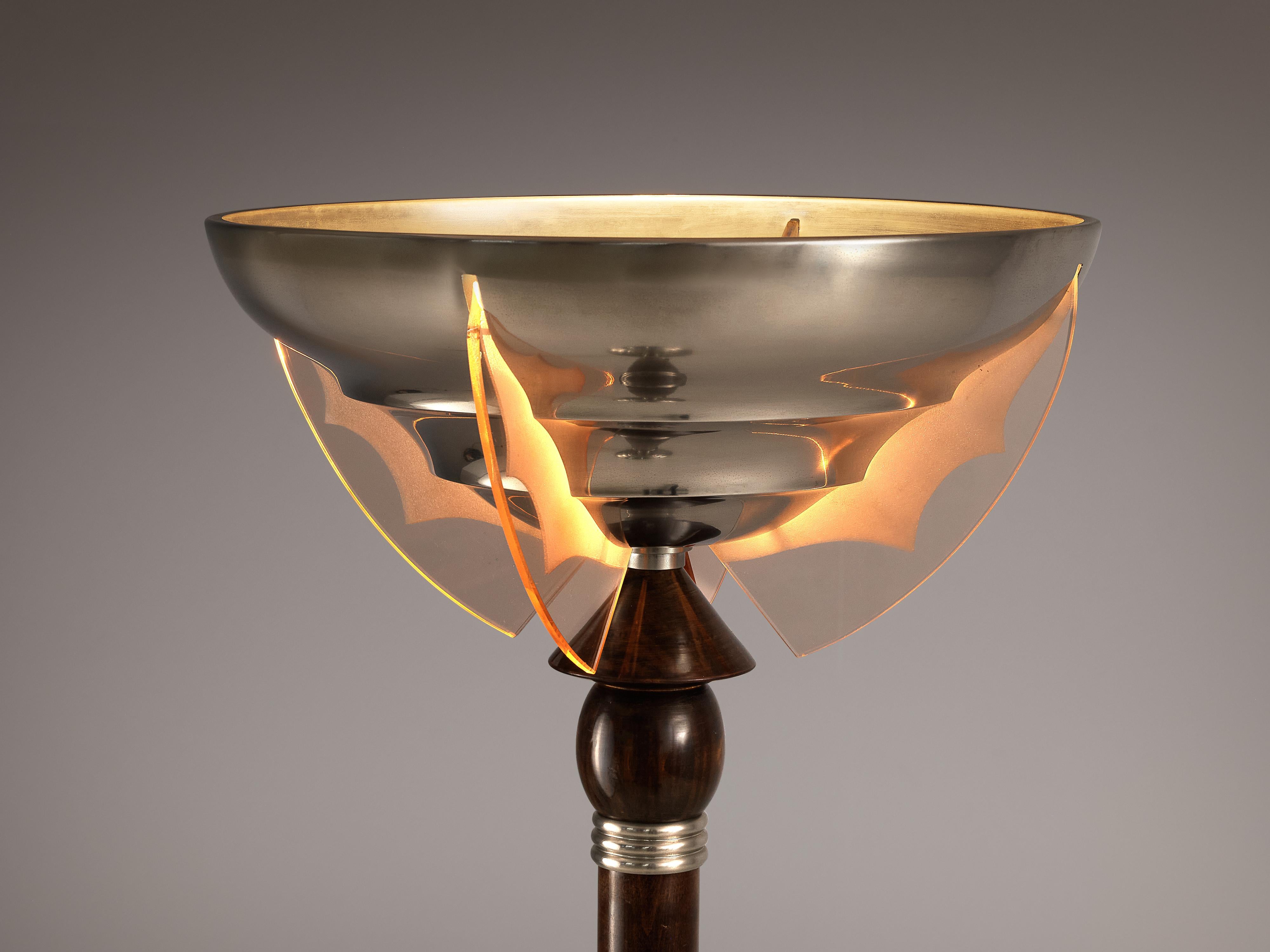 Lampadaire:: Aluminium:: verre:: chêne:: France:: années 1930

Cette lampe exquise est conçue et fabriquée par Henri Petitot. Le design de la lampe est inspiré de la période Art déco. L'élégante tige longue est exécutée en chêne ébénisé et est