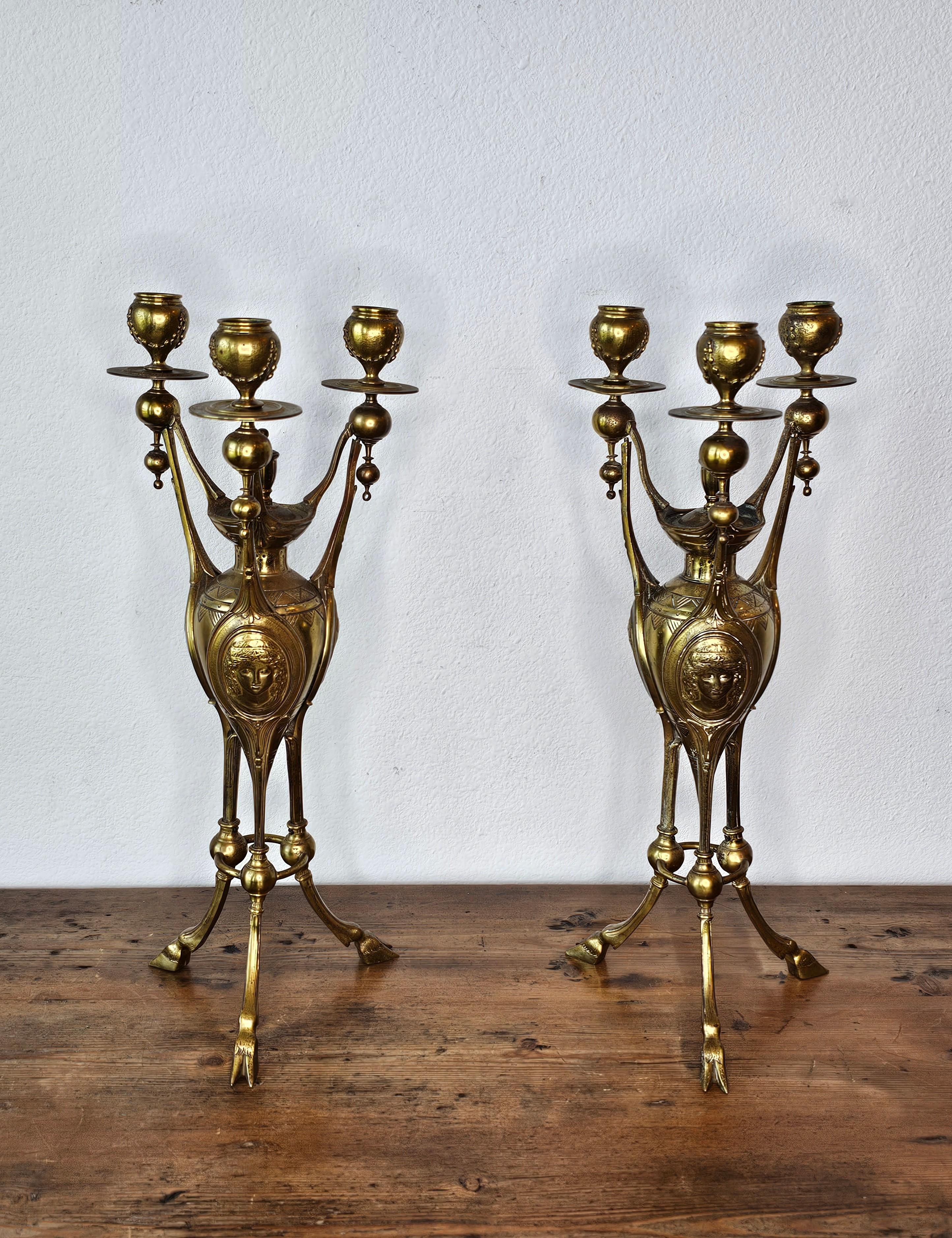 Una coppia davvero unica di candelabri da tavolo in stile neo-etrusco del periodo Secondo Impero di Napoleone III (1852-1870) realizzati dal prestigioso fondeur e doreur del XIX secolo Henri Picard (francese; attivo dal 1831 al 1864) di Parigi,