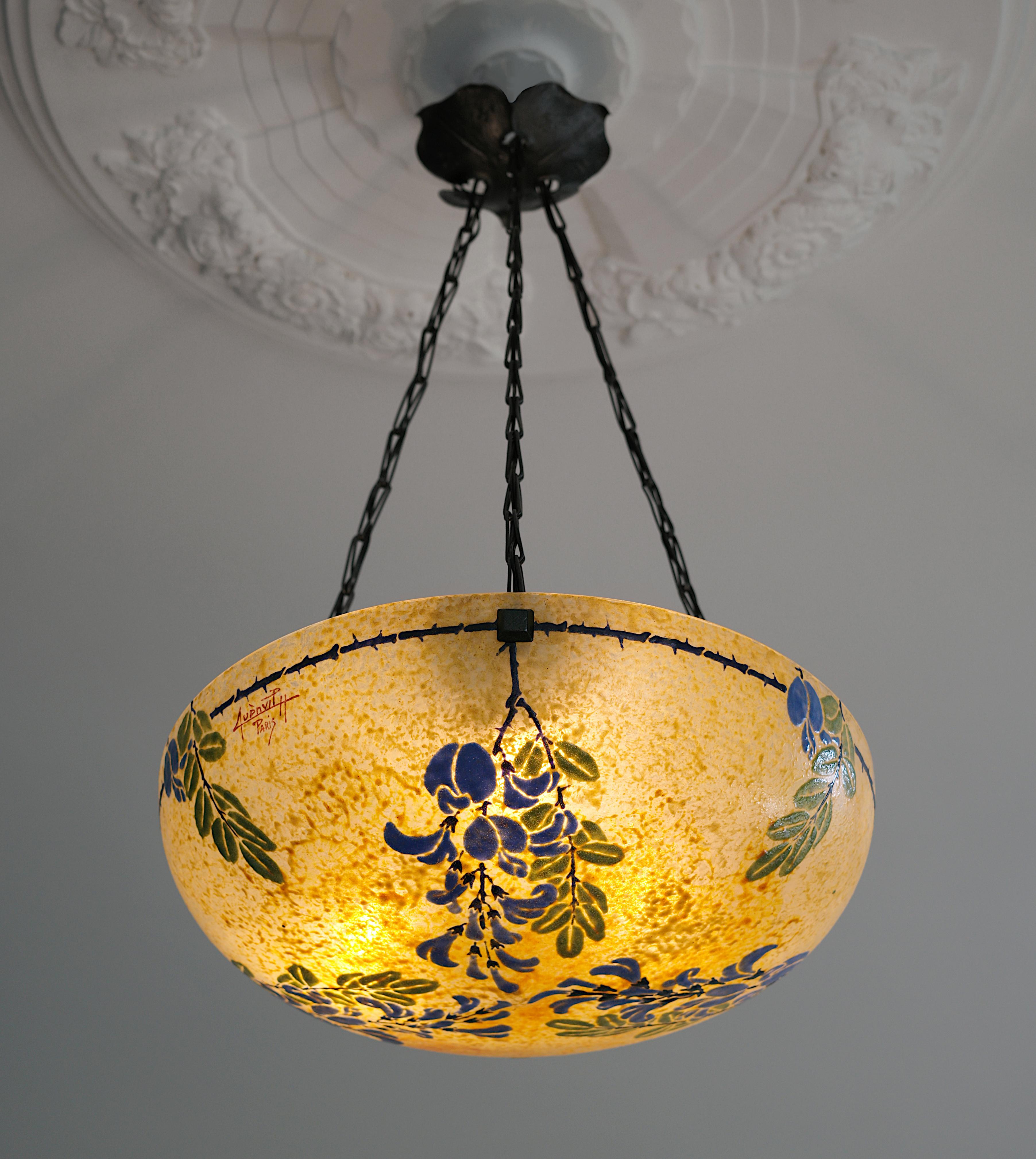 Raro e ampio lampadario a sospensione Art Déco francese di Henri Quenvil, 47 rue d'Hauteville, Parigi (10e), Francia, 1920 ca. Lampadario a sospensione molto spettacolare e di gran classe. L'eleganza francese in tutta la sua finezza e delicatezza.